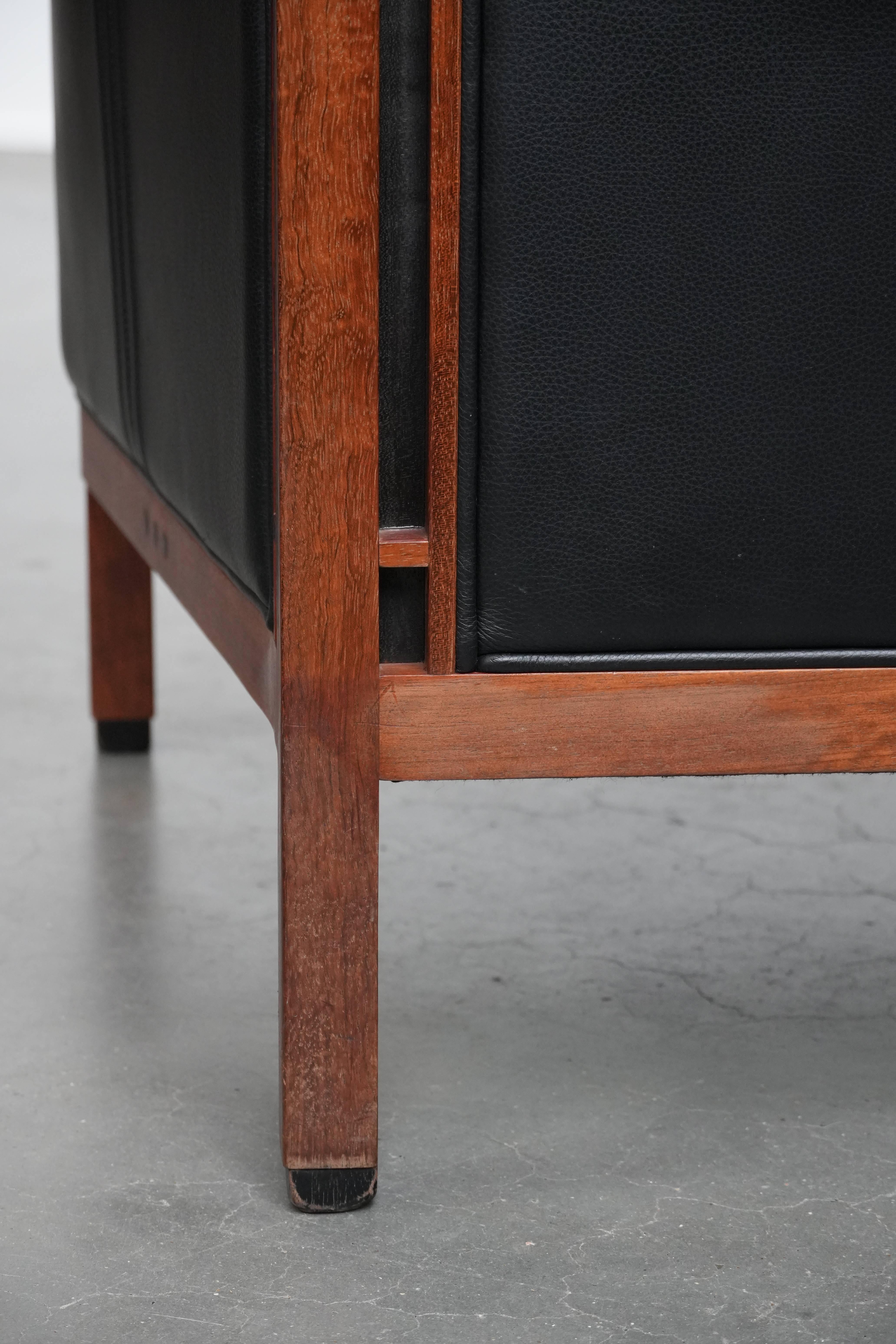 Precioso sillón Art Decó de cuero vacuno negro con respaldo alto en venta 10