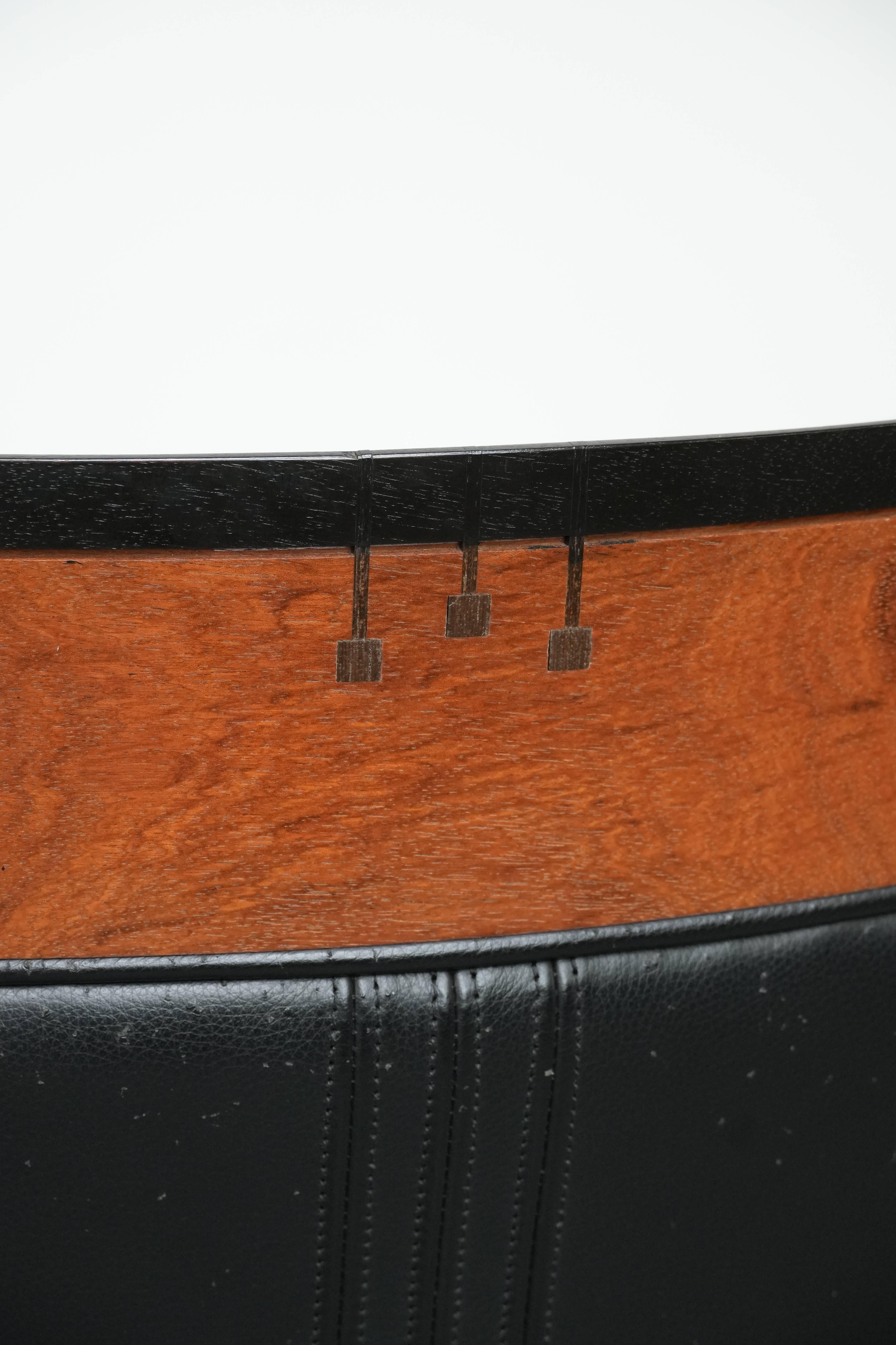 Precioso sillón Art Decó de cuero vacuno negro con respaldo alto en venta 11