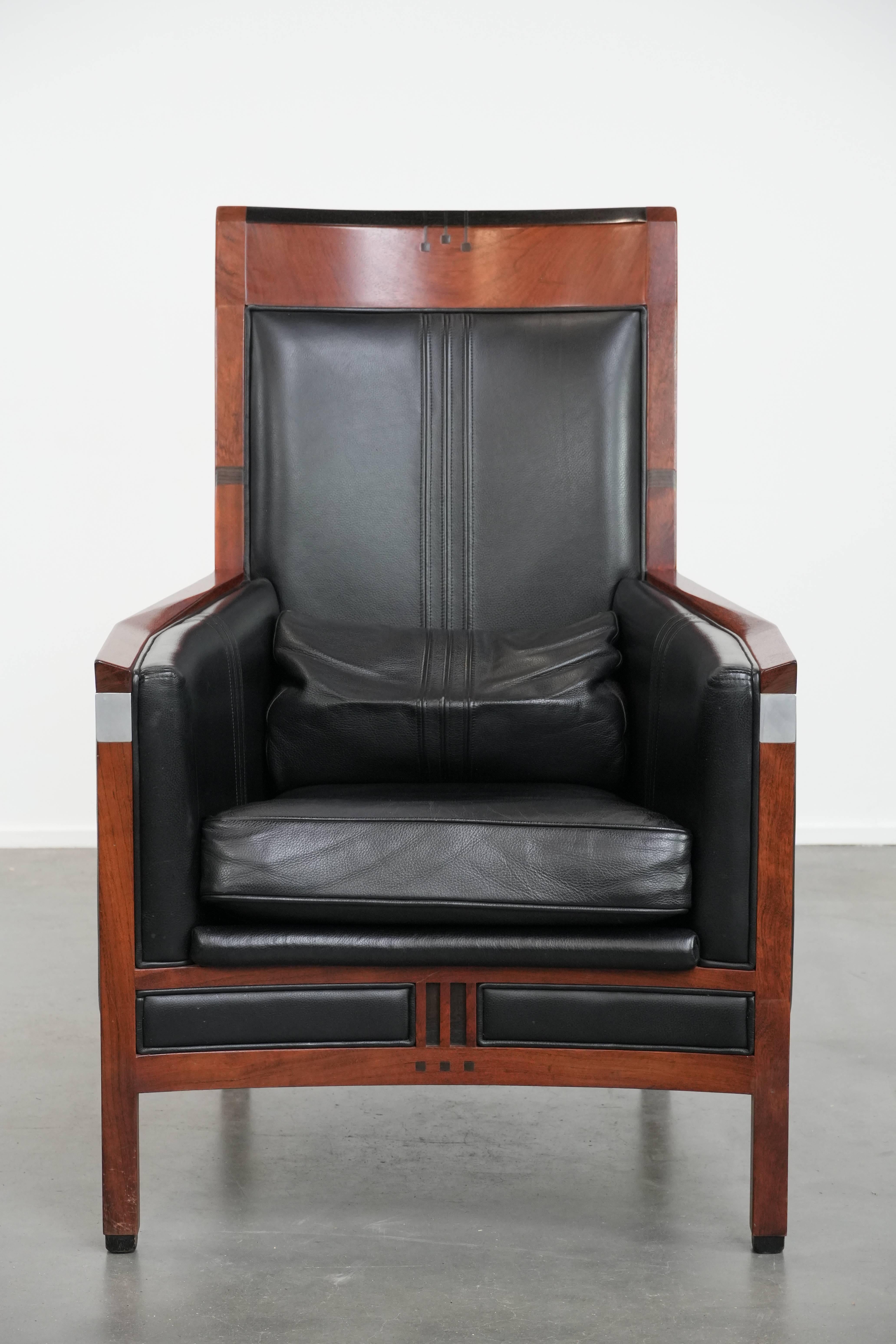 Un mueble diseñado y fabricado por Schuitema es sinónimo de bonito diseño y altísima calidad. Este precioso sillón de diseño Art Déco de la serie Decoforma no es una excepción. Este sillón cuenta con llamativos detalles originales que lo convierten