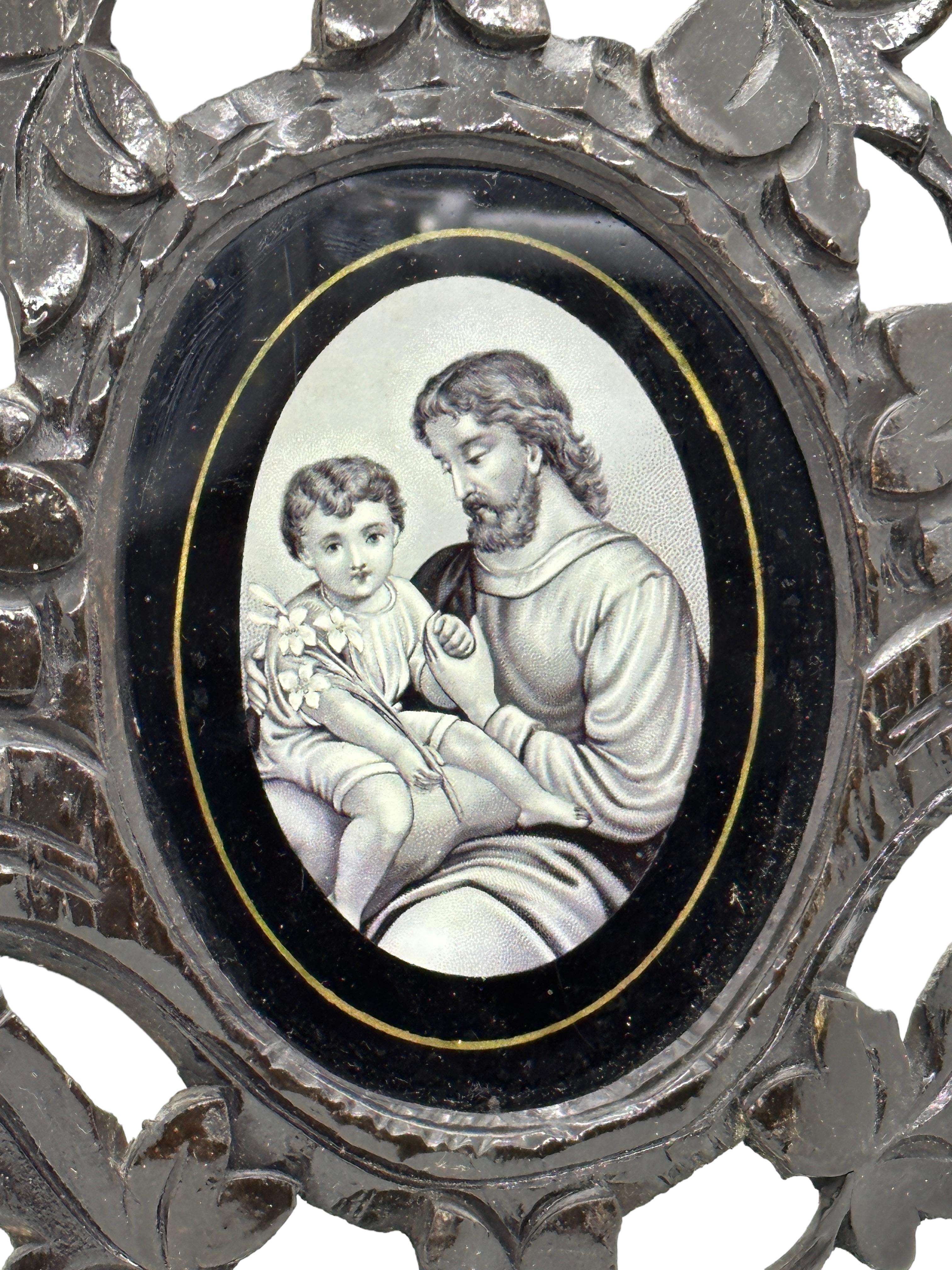 Ein schöner Bilderrahmen aus handgeschnitztem Holz, hergestellt in Deutschland mit einem Bild von Jesus und einem Kind. Gefunden bei einem Nachlassverkauf in Nürnberg, Deutschland. Sie ist nicht gekennzeichnet. Eine schöne Ergänzung für Ihre