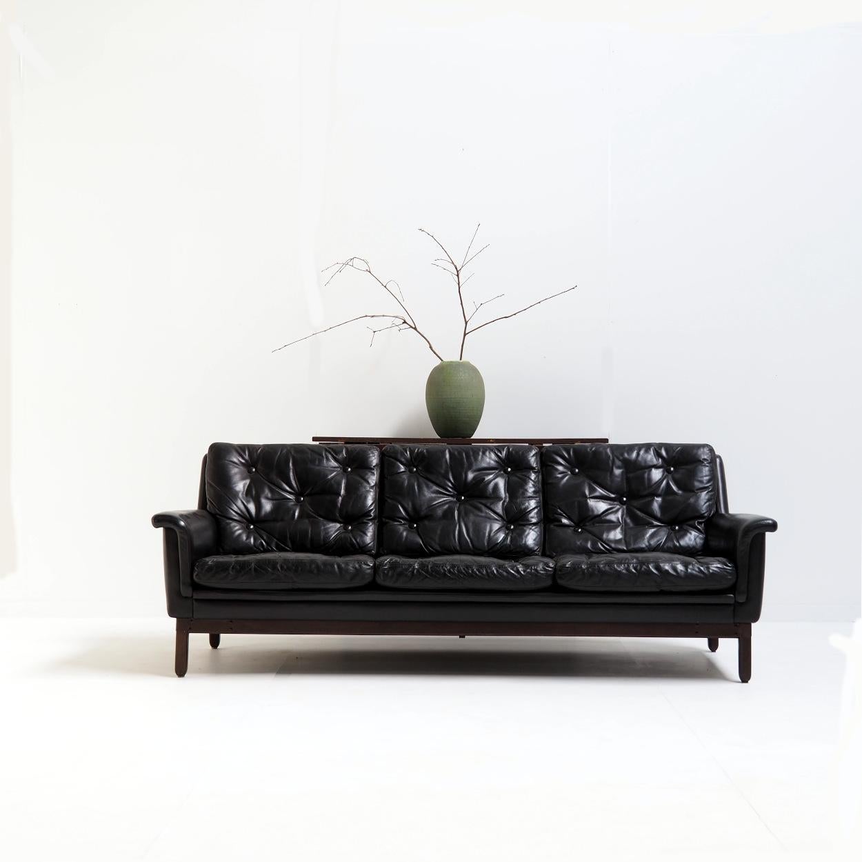 A beautiful black leather sofa of Scandinavian origin. Please note the sloping backrest, which gives the whole a beautiful appearance but also ensures a comfortable seat. The soft black leather is still in mint condition.

I’m not 100 % sure about