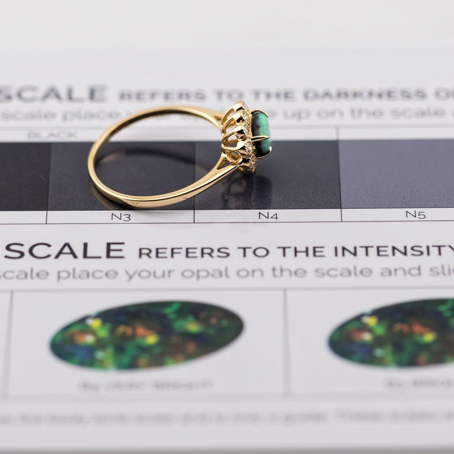 Bellissimo anello di fidanzamento con opale nero australiano e diamante aureolato in oro giallo 18 carati.

.
Spedizione nazionale gratuita USPS di prima classe! Borsa o scatola regalo in omaggio con ogni ordine!

L'opale, la regina delle gemme, è