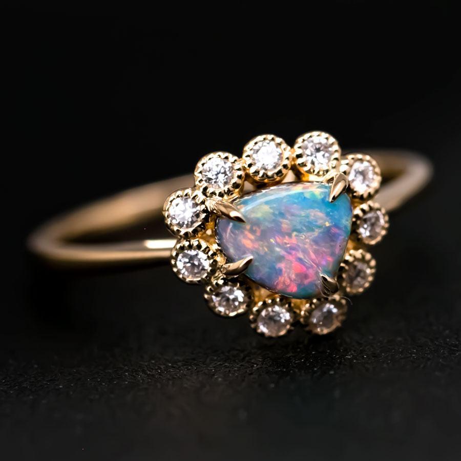 Artista Bellissimo anello di fidanzamento con opale nero e diamante aureolato in oro giallo 18 carati in vendita