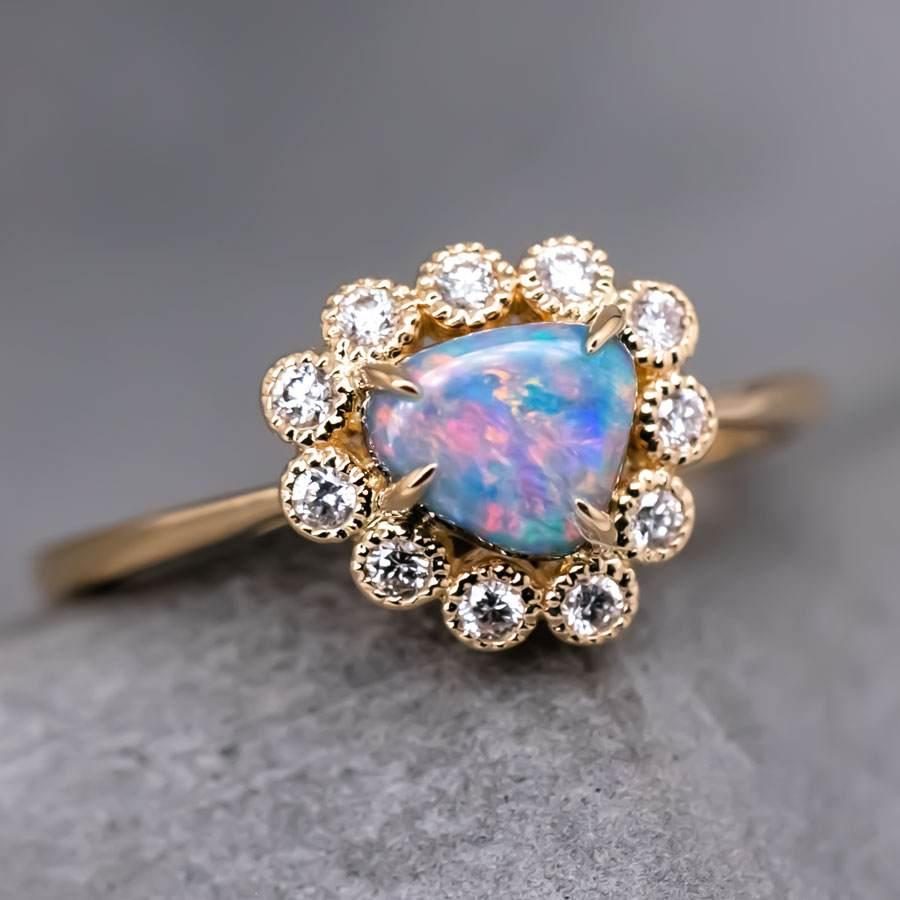 Taglio brillante Bellissimo anello di fidanzamento con opale nero e diamante aureolato in oro giallo 18 carati in vendita