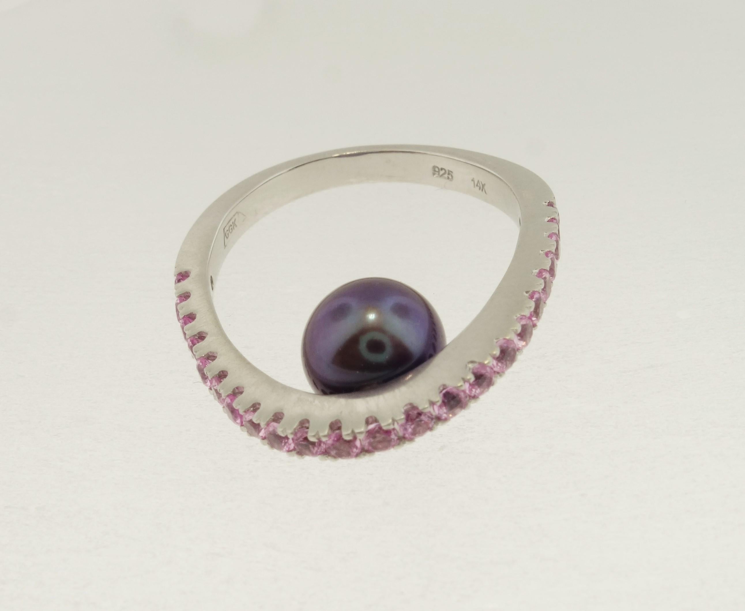 Ring mit schwarzer Pfauenperle und rosa Saphir (Rundschliff) im Angebot
