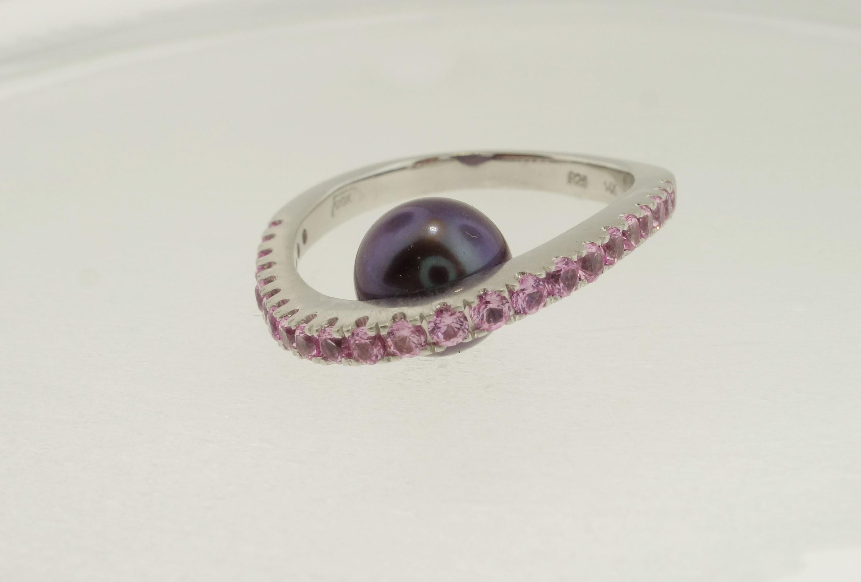 Round Cut Beautiful Black Peacock Pearl and Pink Sapphire Ring For Sale