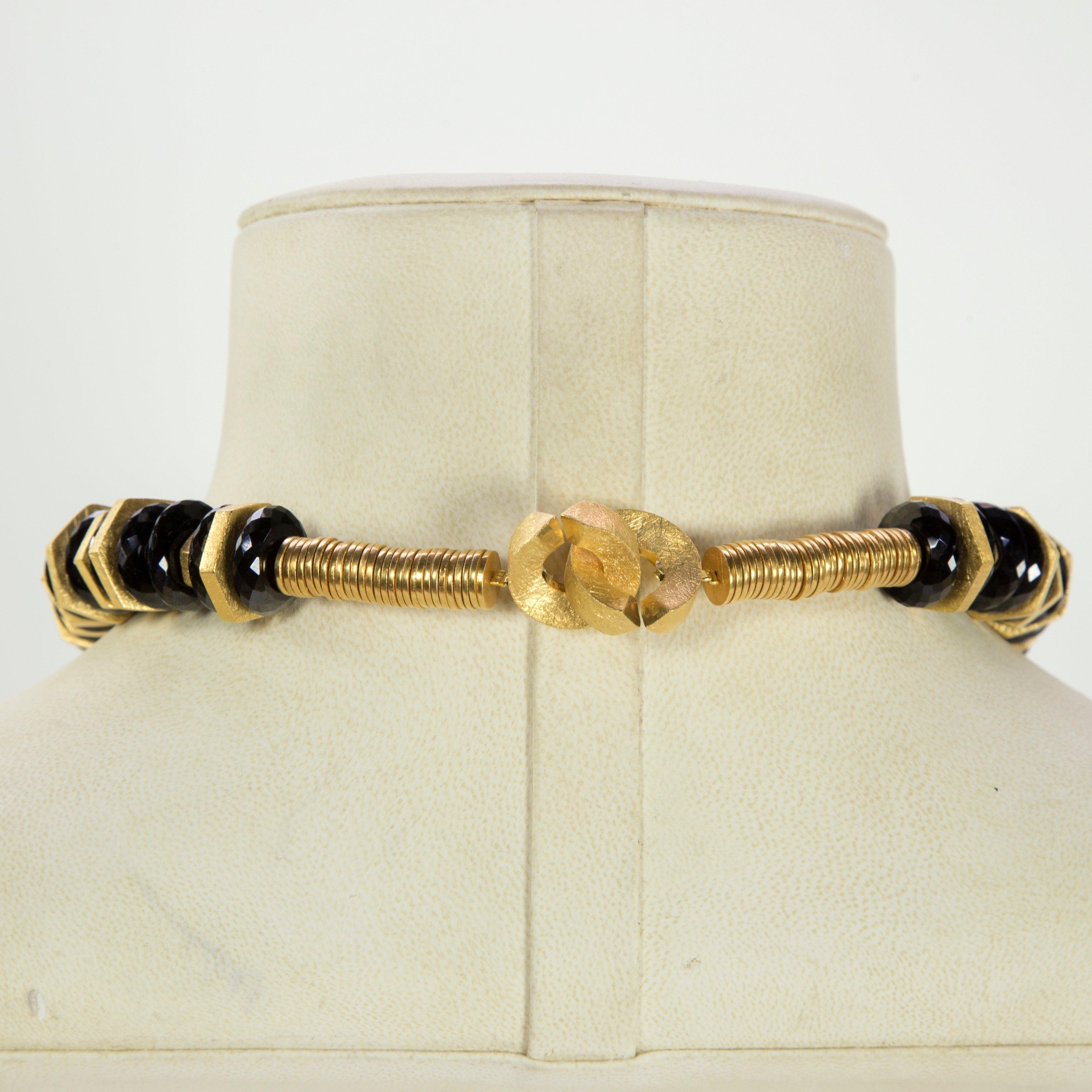 Contemporaneo Splendida collana con spinello nero e argento dorato in vendita