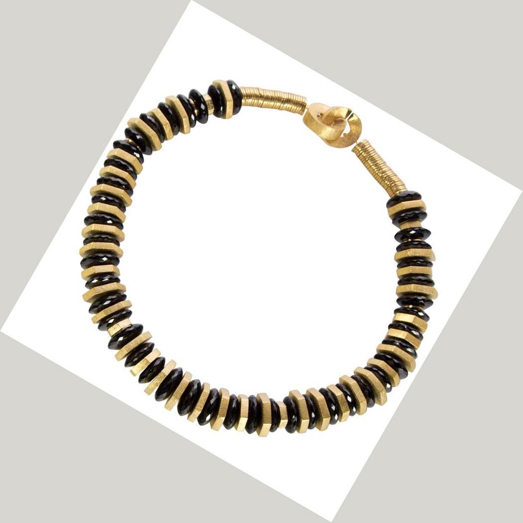 Taglio rotondo Splendida collana con spinello nero e argento dorato in vendita