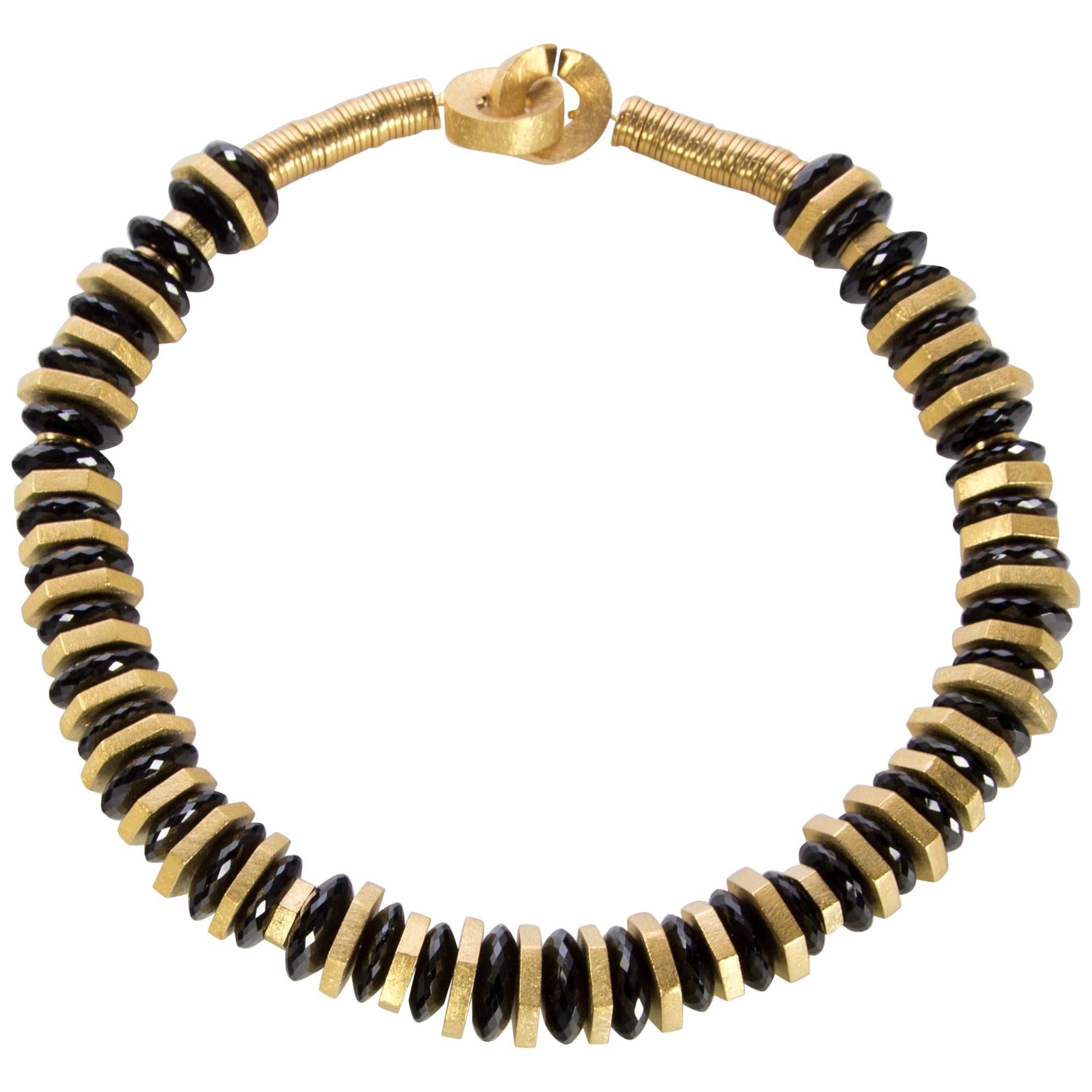 Statement-Halskette aus wunderschönem schwarzem Spinell und vergoldetem Silber