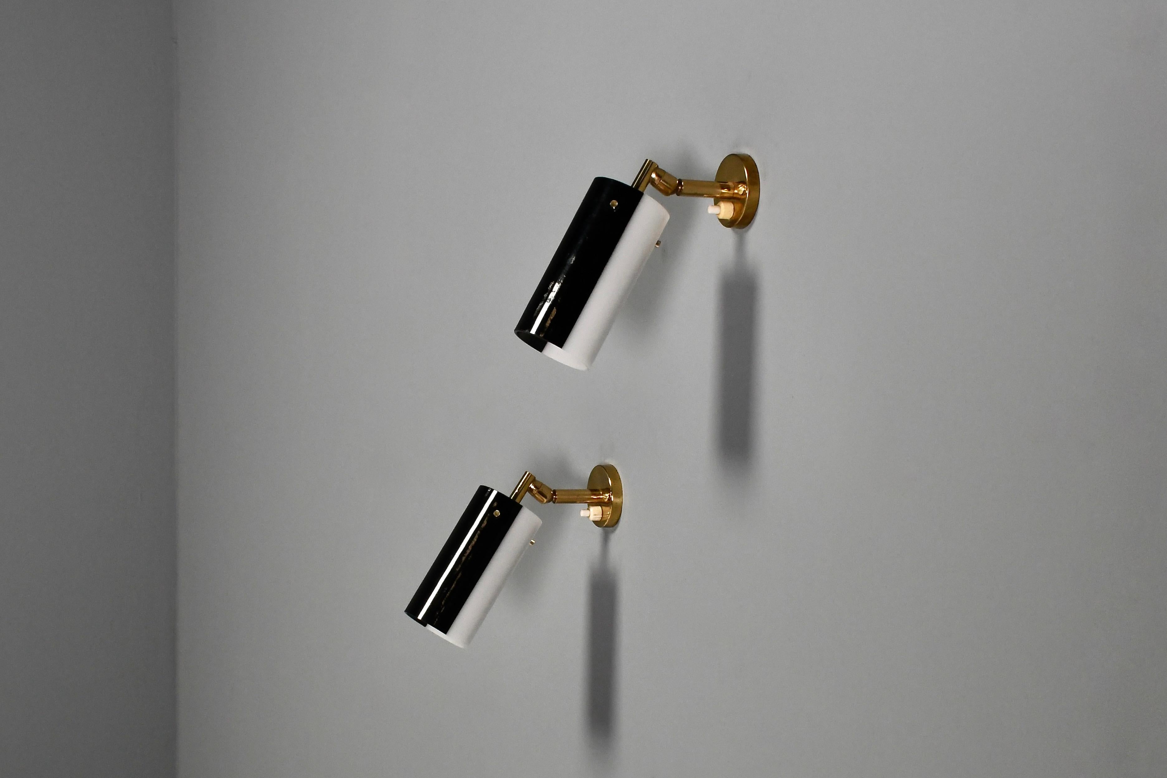 Preciosos apliques de plexiglás blanco/negro y latón de Stillux, Italia Años 60 Italiano en venta