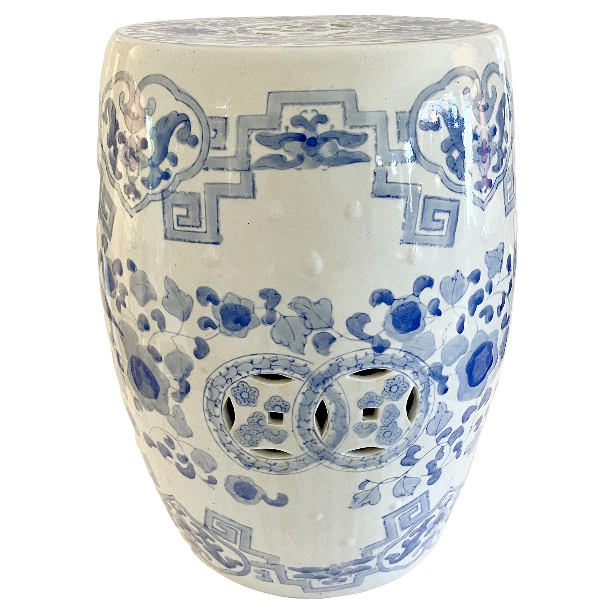 Schöner blauer und weißer Keramik-Gartensitz mit Zeichnungen. Tolle Ergänzung zu Ihrem