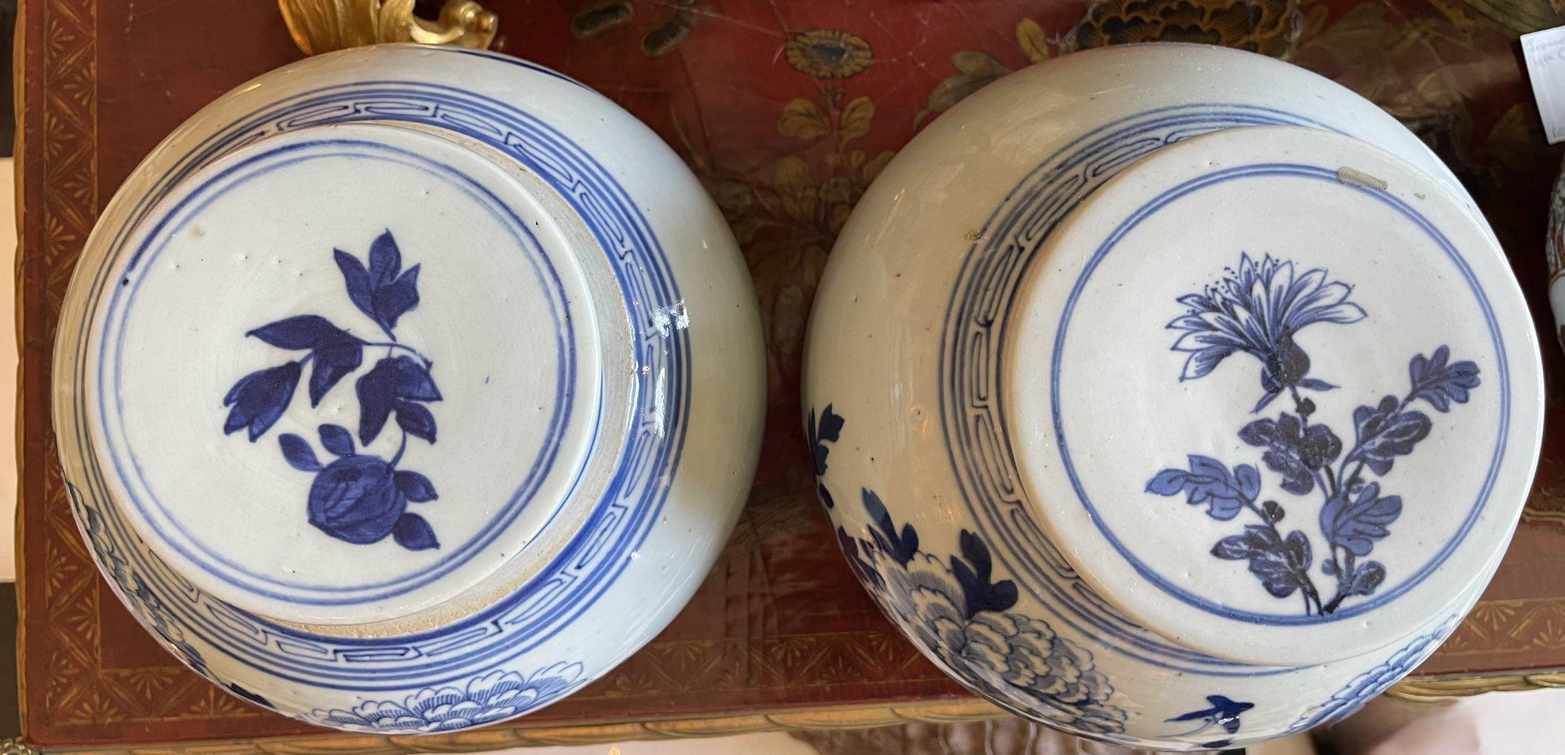 Preciosos tarros con tapa de porcelana china azul y blanca estilo Kangxi siglo XX en venta