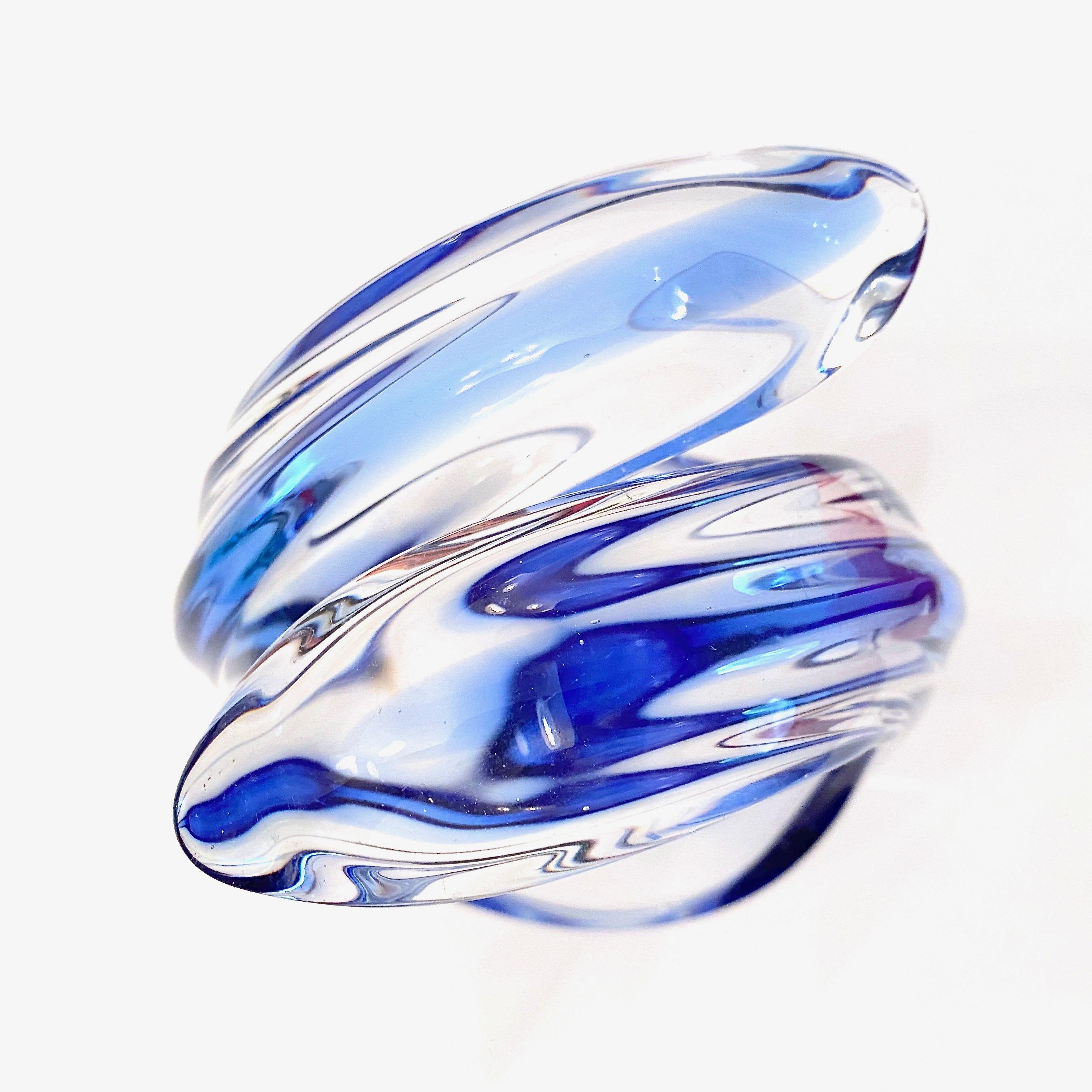 Fin du 20e siècle Magnifique objet en verre d'art bleu et transparent Sommerso Bowl Vintage:: Murano:: Italie en vente