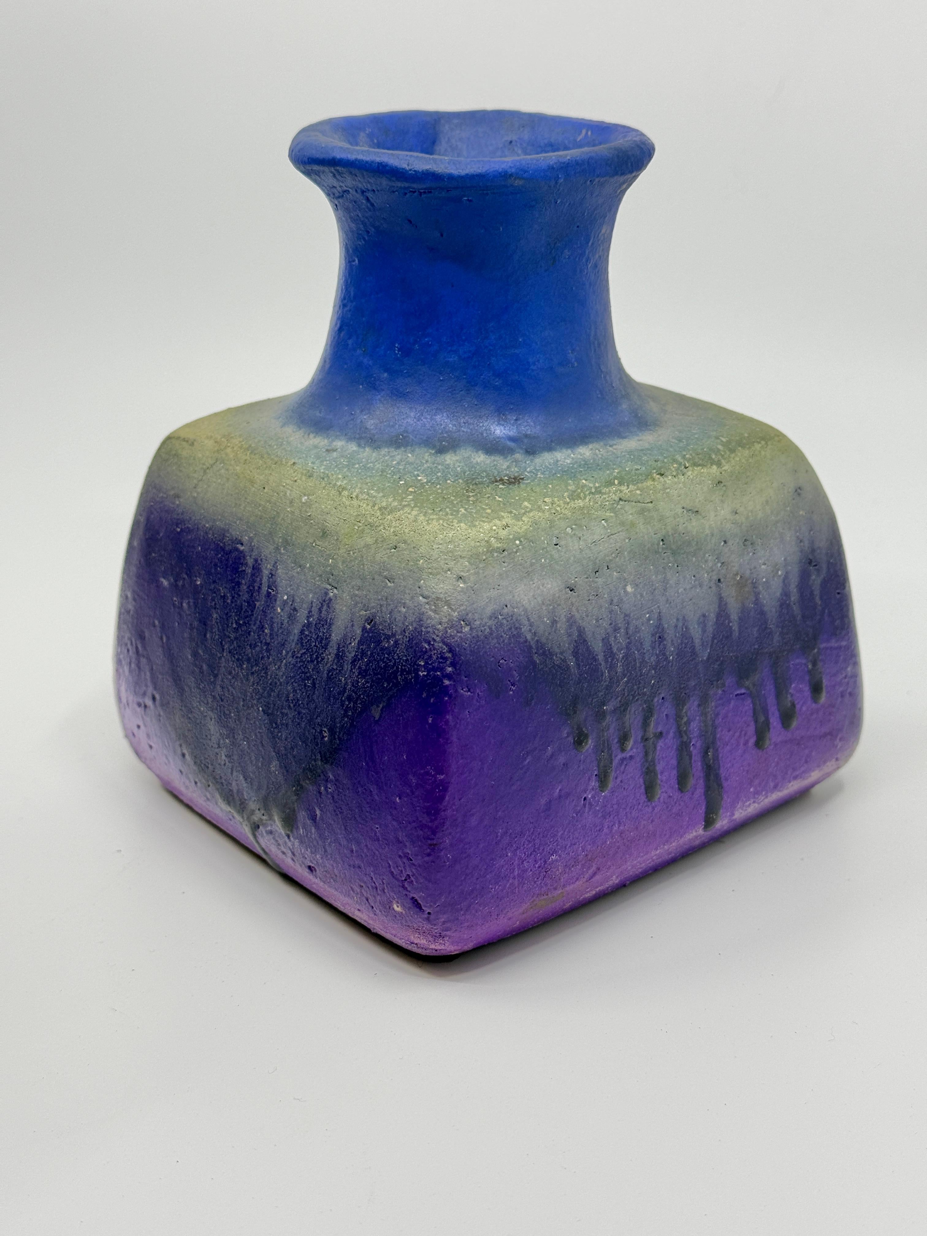 Precioso jarrón cuadrado Fantoni esmaltado azul goteado en venta 7