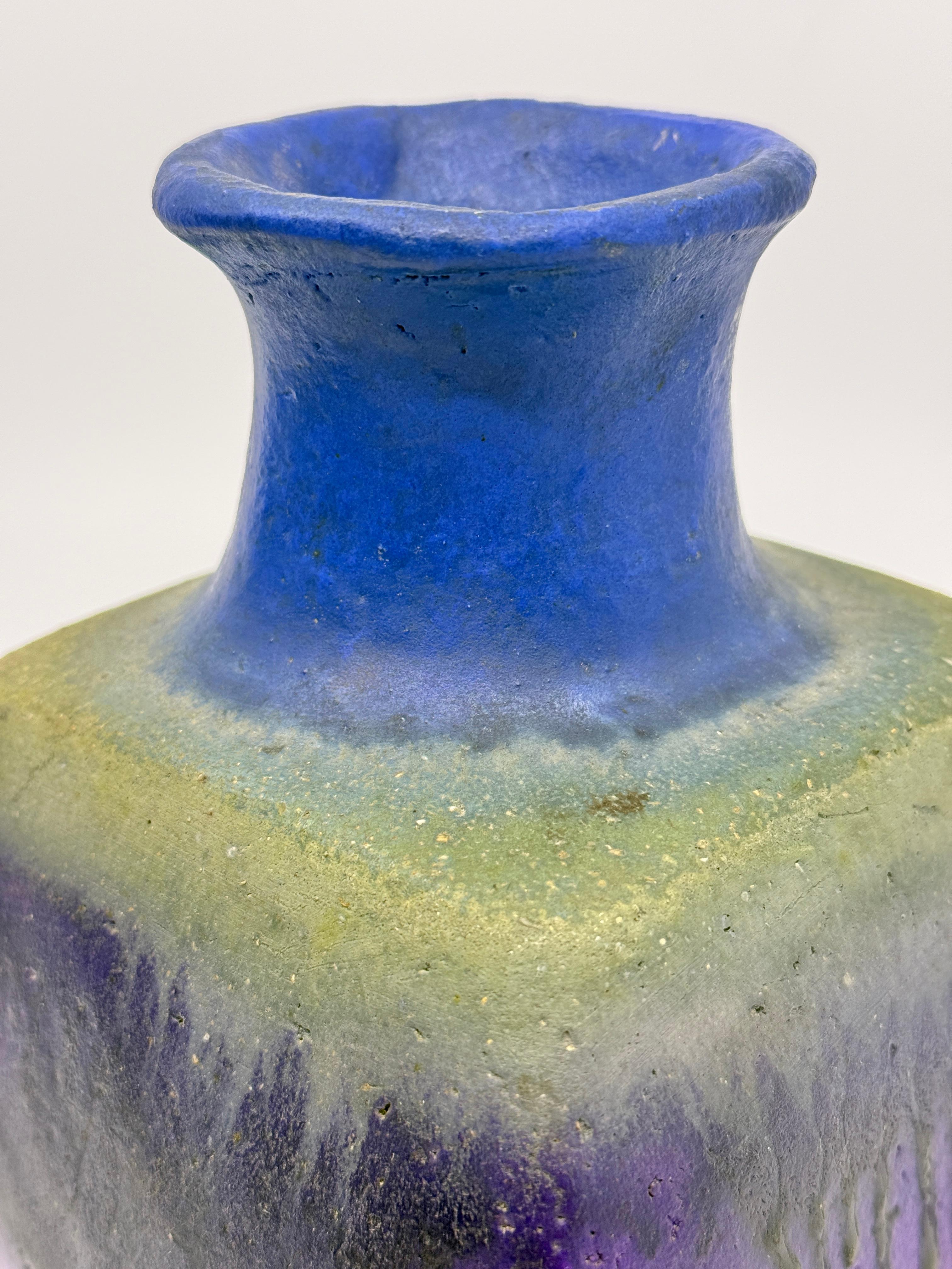 Preciosa vasija de cerámica esmaltada por goteo de Fantoni. Tiene una base de forma cuadrada con la parte superior redonda. El color principal es un impresionante tono azul oscuro. Firmado en la base.
El jarrón está en buen estado, con pequeños