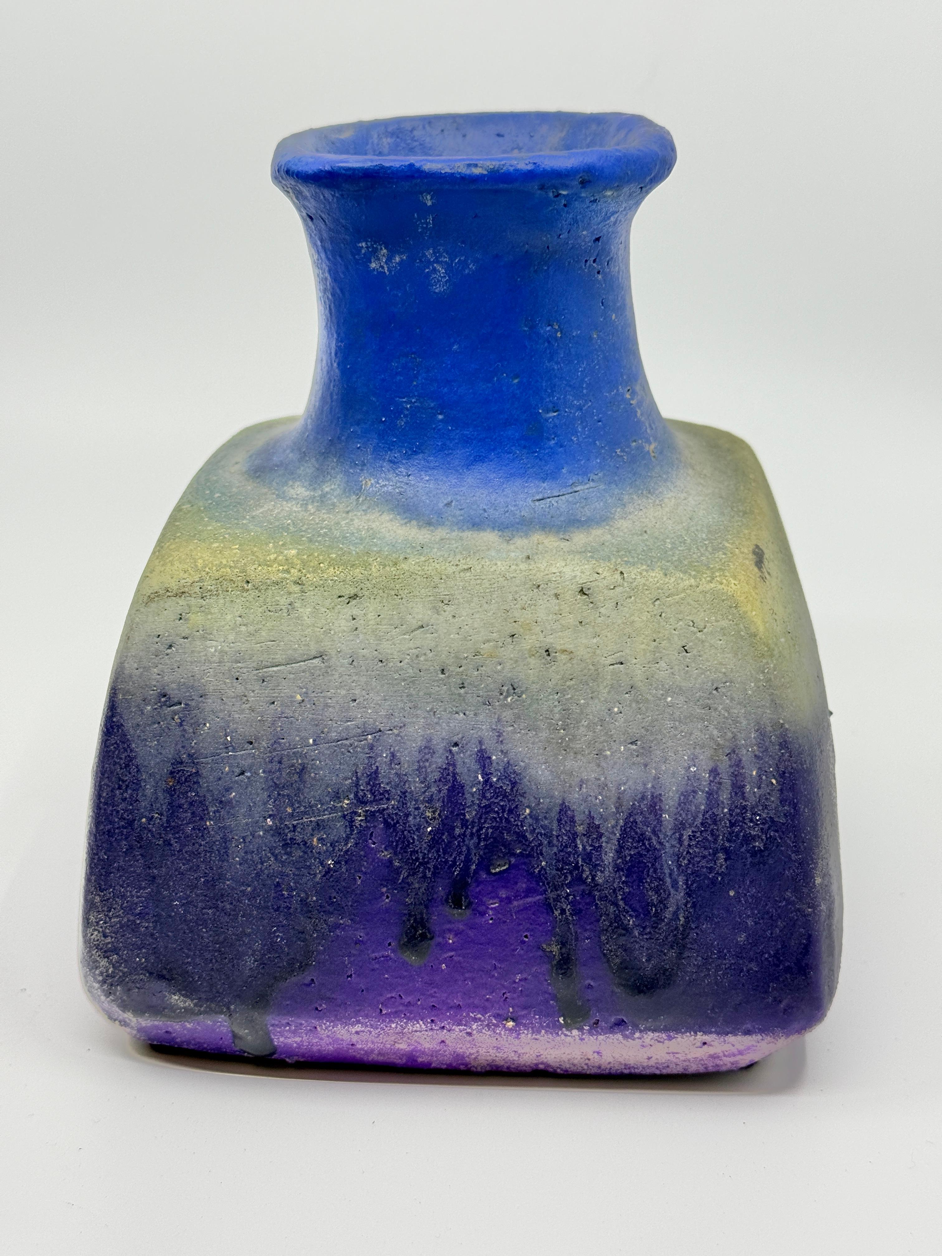 Precioso jarrón cuadrado Fantoni esmaltado azul goteado siglo XX en venta