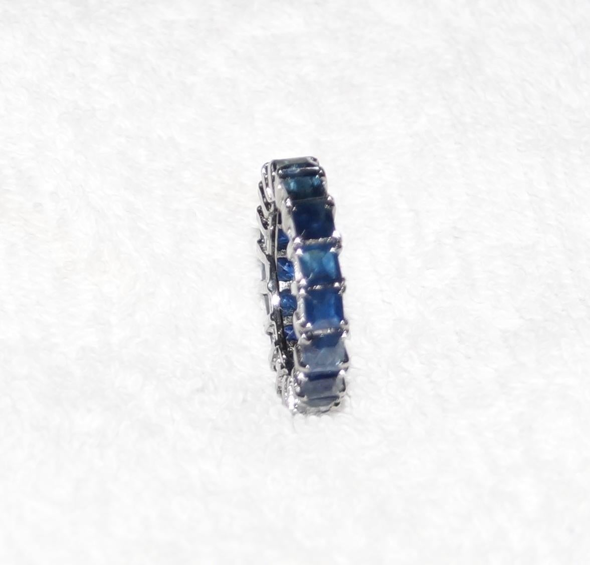 Bellissimo anello a fascia per l'eternità in argento sterling con gemme blu in vendita 1