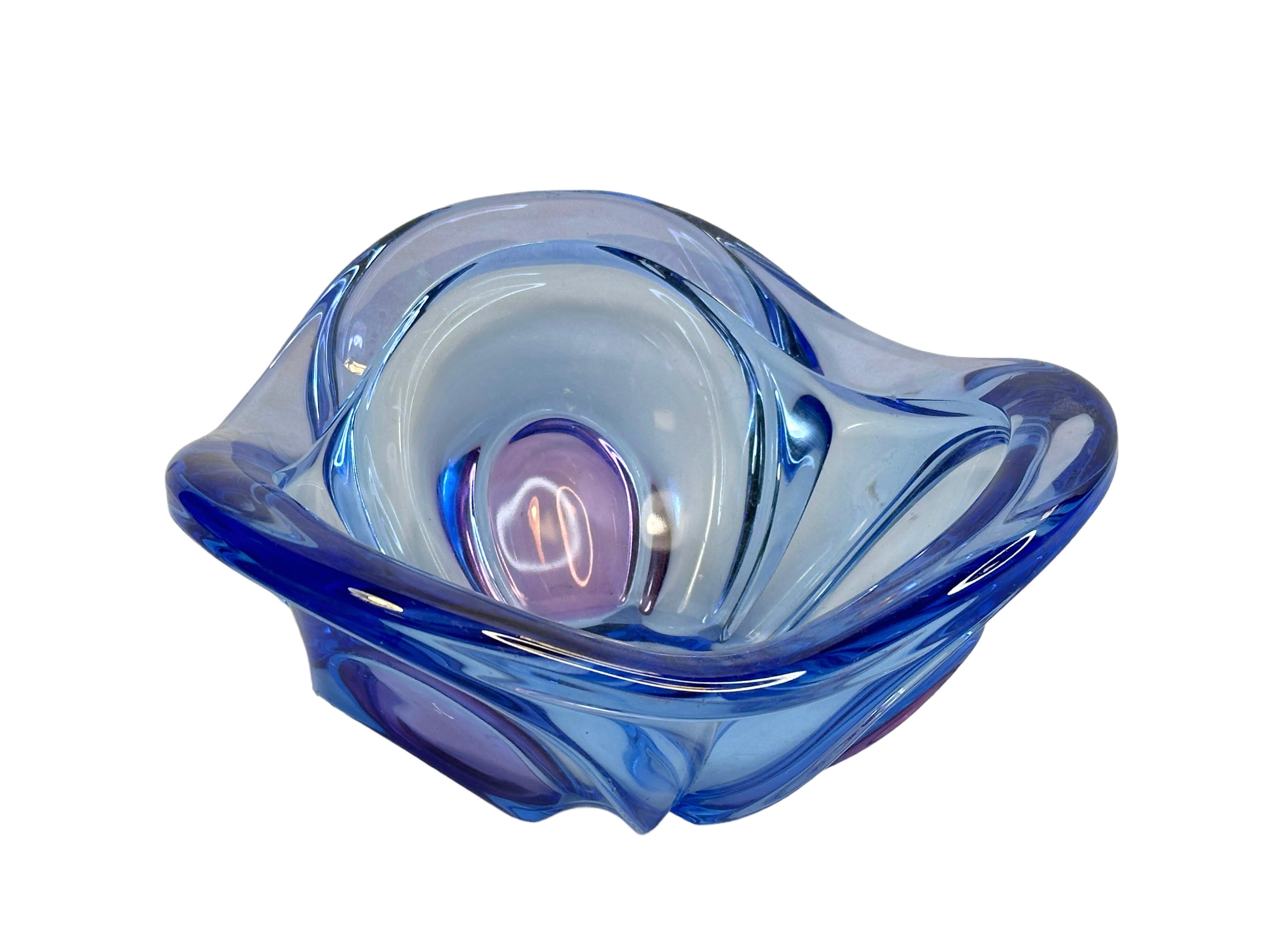 Gorgeous hand blown Murano art glass piece with Sommerso and bullicante techniques. A beautiful organic shaped bowl, catchall or centrepiece, Venice, Murano, Italy, 1970s. Colors are purple and blue. A nice addition to any room. Found at an Estate