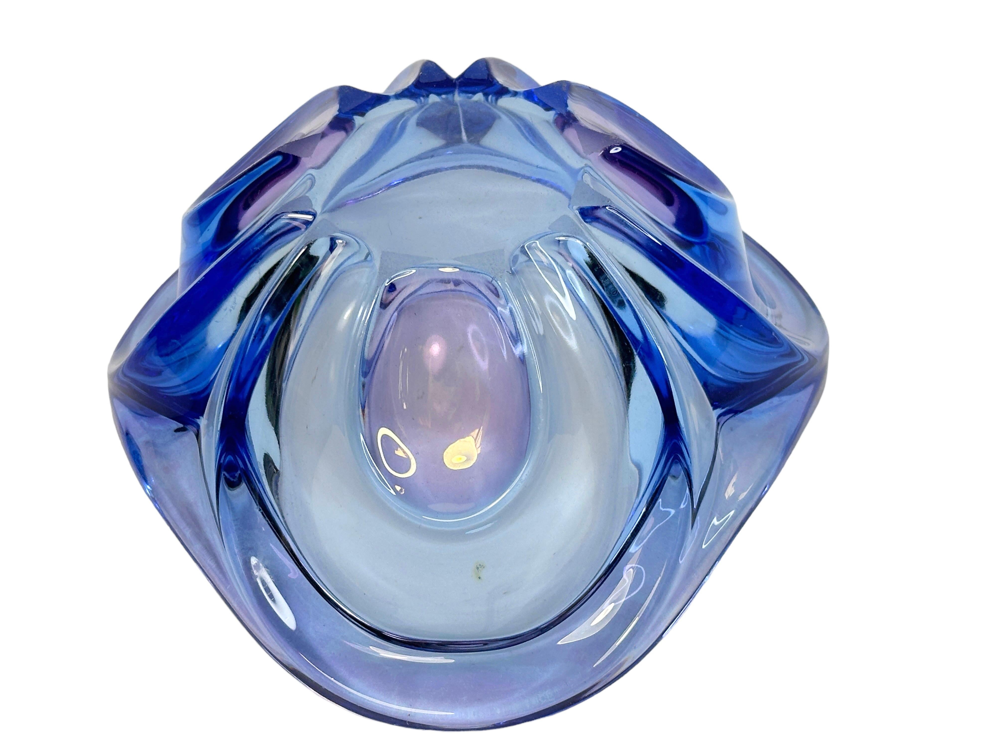 Precioso cuenco de cristal de Murano azul y morado Catchall Vintage, Italia, años 70 Hecho a mano en venta