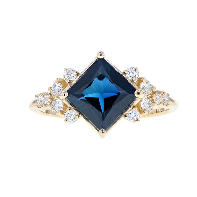 Beautiful Blue Sapphire and Diamond Engagement Ring in Yellow Gold, Exquisite For Sale