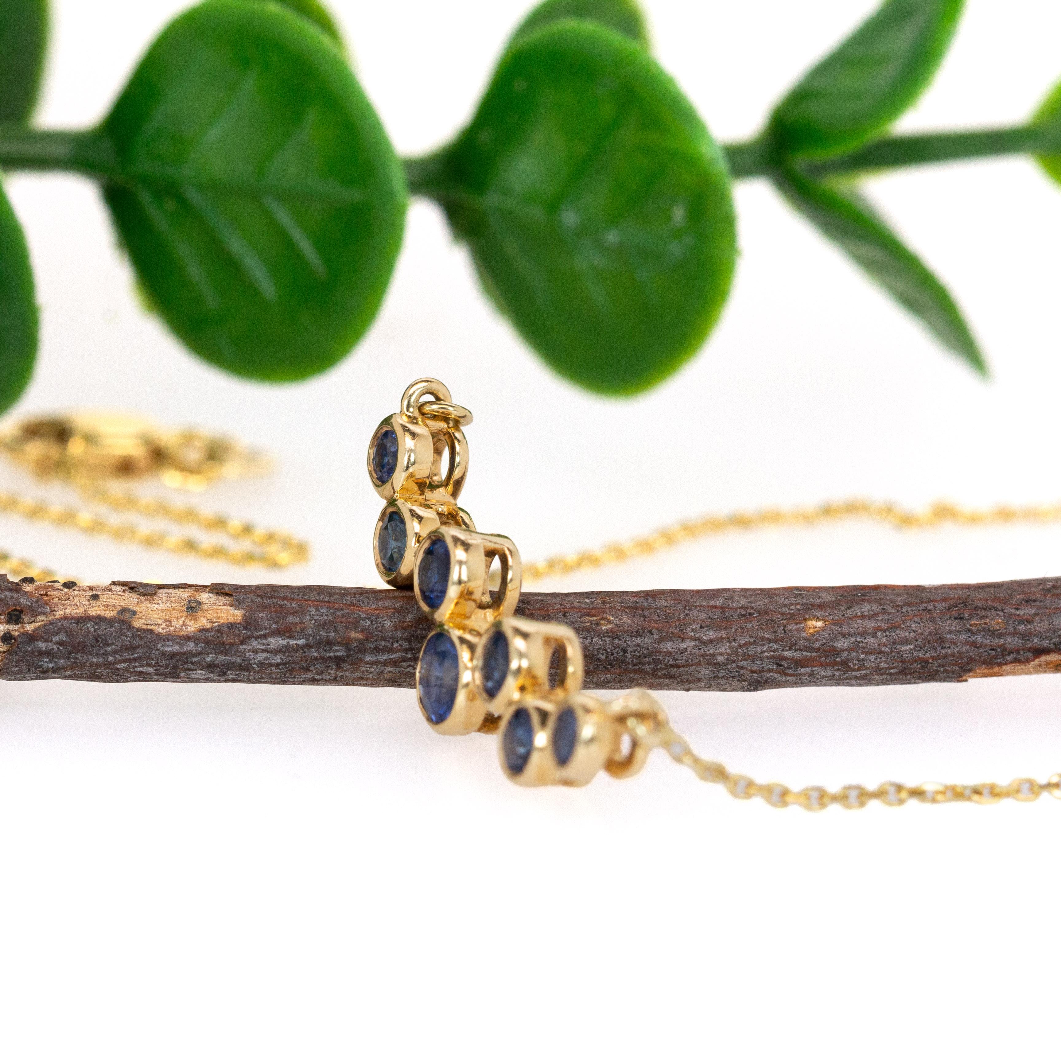 Beautiful Blue Sapphire Pendant Necklace in Solid 14K Gold Round Gemstones For Sale 4