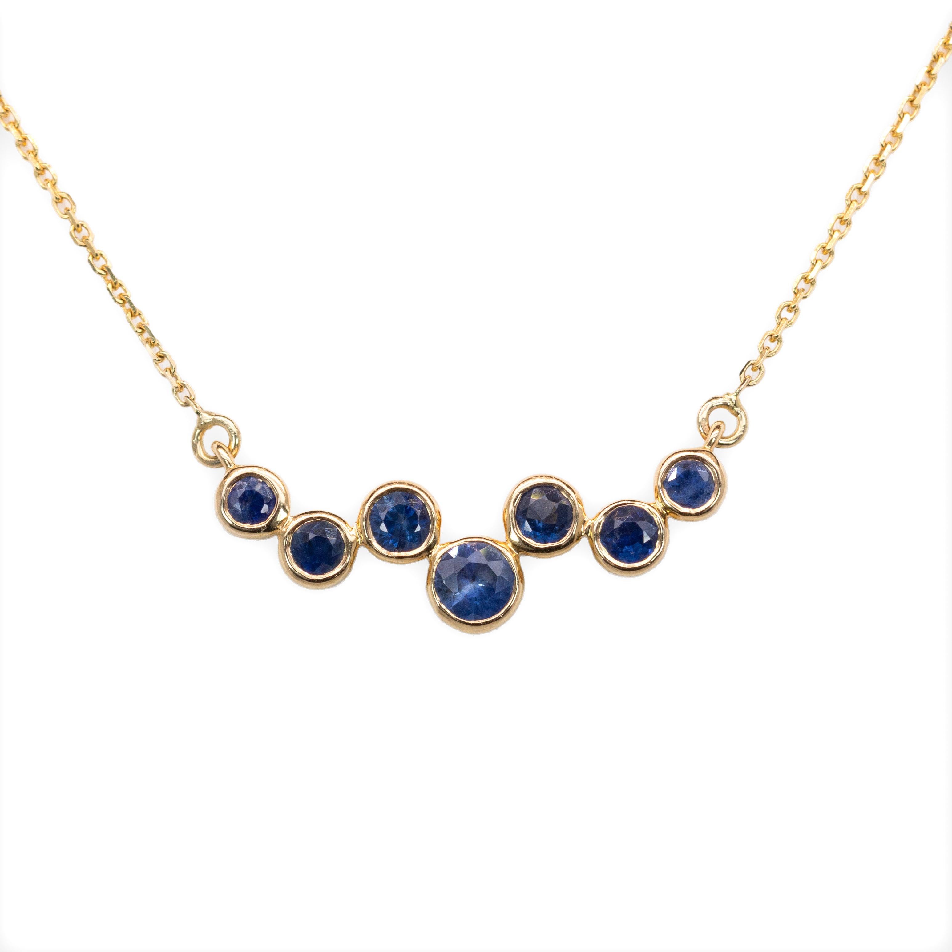 Beautiful Blue Sapphire Pendant Necklace in Solid 14K Gold Round Gemstones For Sale 3
