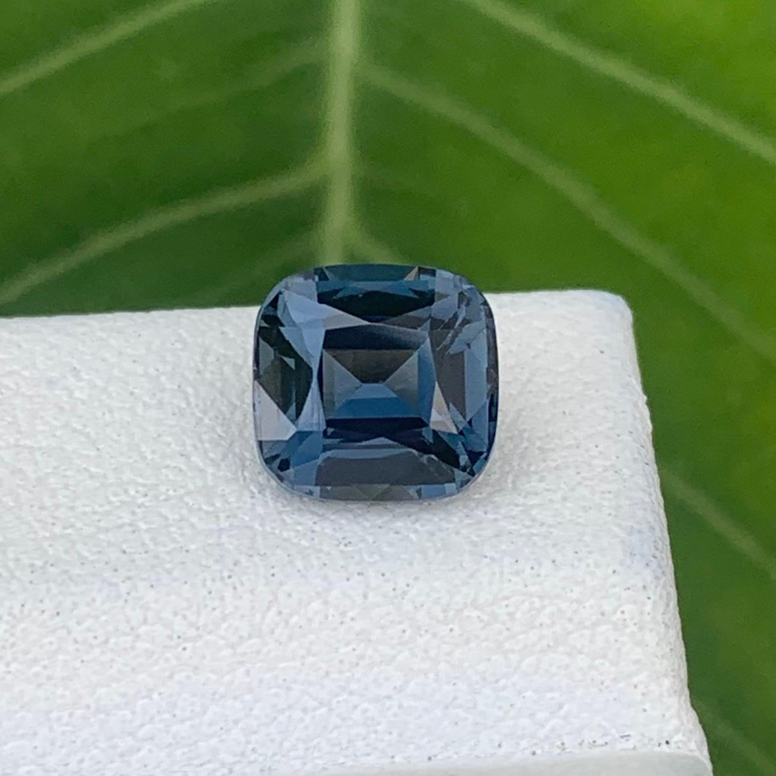 Un ipnotizzante spinello a gradini grigio-bluastro da 2,12 carati, dove l'eleganza incontra un fascino senza tempo. Tagliato perfettamente per esaltare la sua brillantezza, questo gioiello emana raffinatezza da ogni