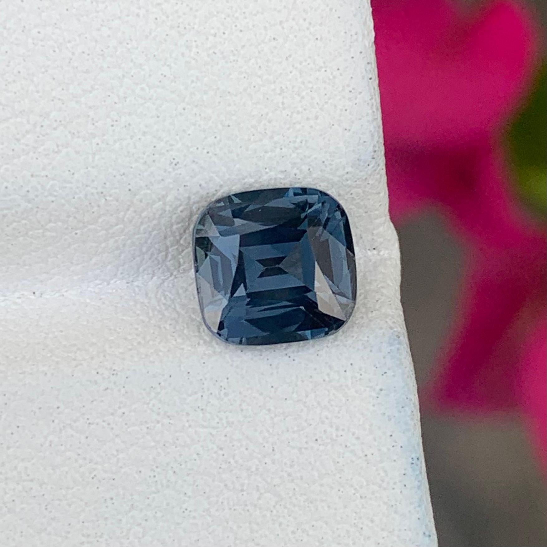 Bellissimo Spinello Grigio Bluastro 2,12 ct Step Cushion vvs Certificato in vendita 1