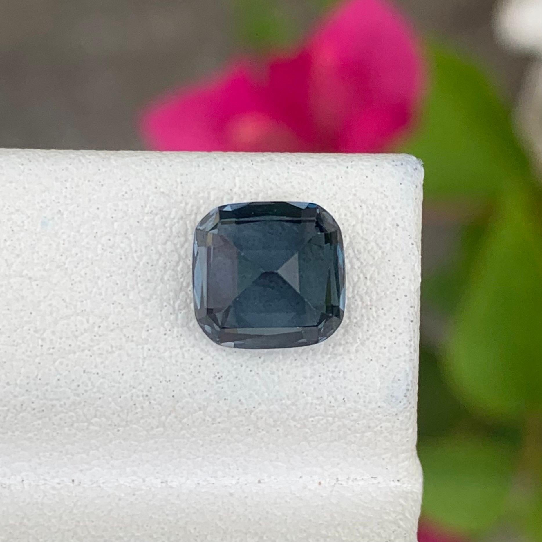 Bellissimo Spinello Grigio Bluastro 2,12 ct Step Cushion vvs Certificato in vendita 2