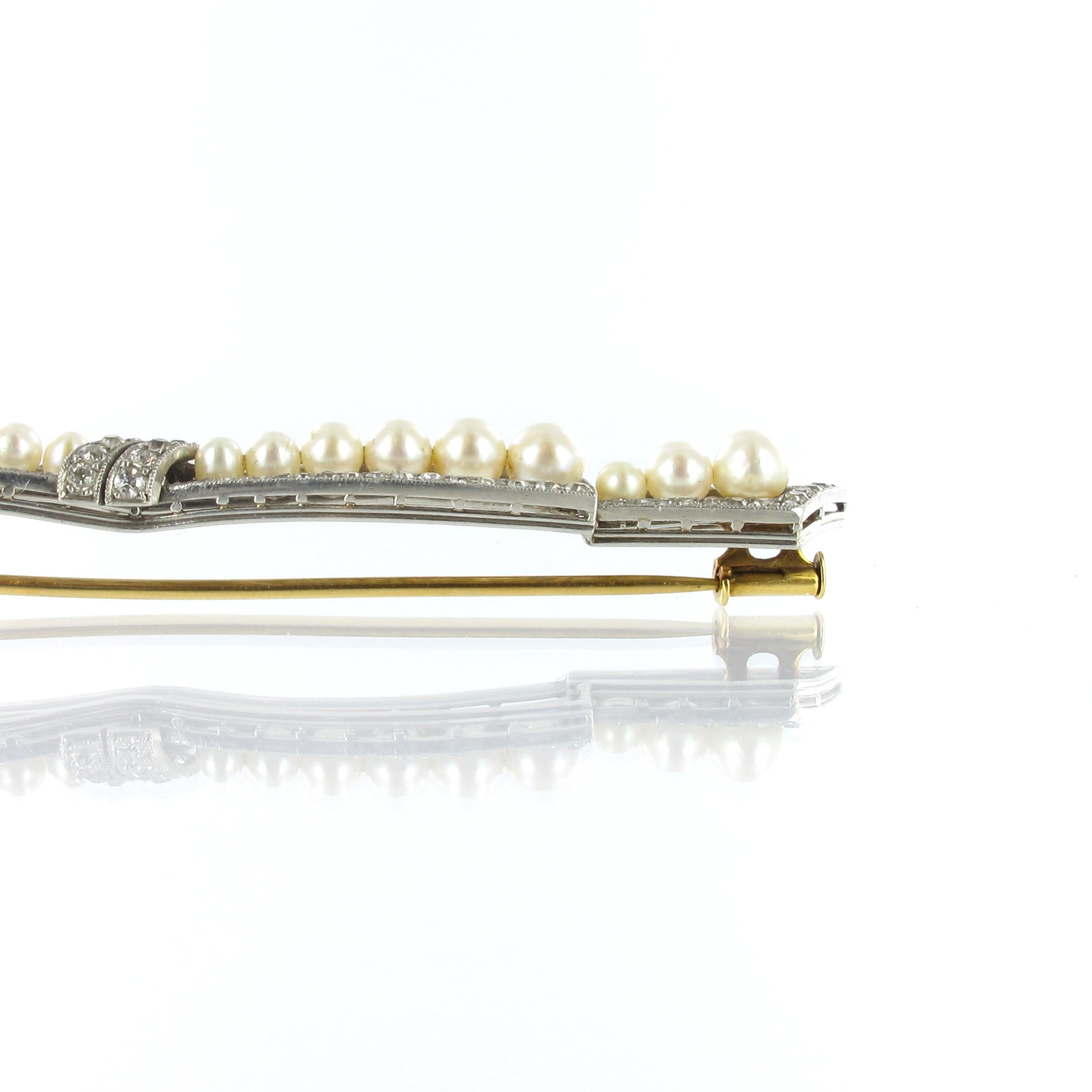 Beautiful Bow Brooch with Natural Pearls and Diamonds in Platinum and Gold In Good Condition In Lucerne, CH