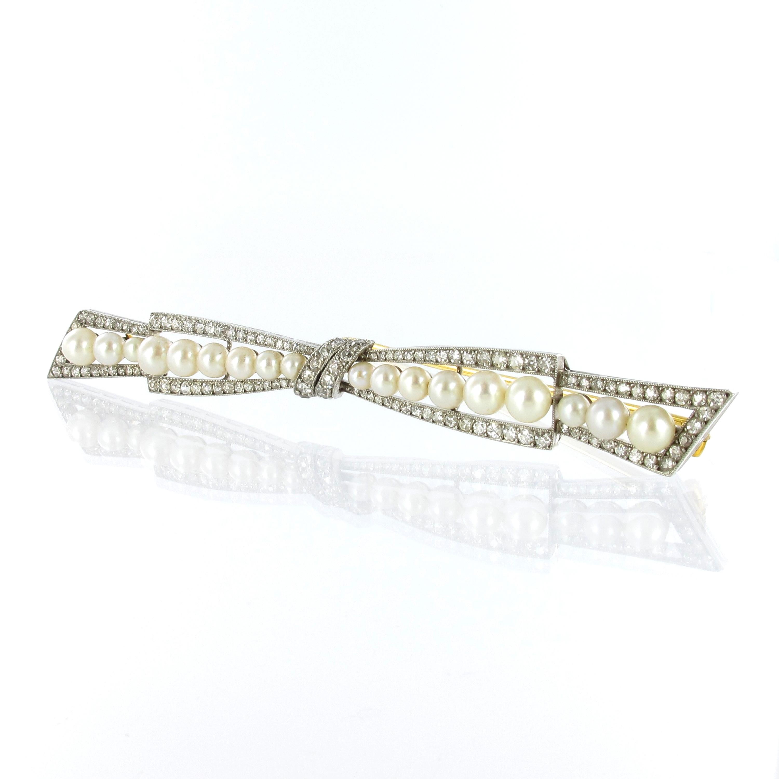 Superbly crafted platinum mounted bow brooch set with 18 natural pearls and 124 diamonds of G-H color and vs-si clarity, weighing approximately 2.50 carats.
Mounting in platinum 950 and yellow gold 750.

Length: 10 cm / 3.93 inches