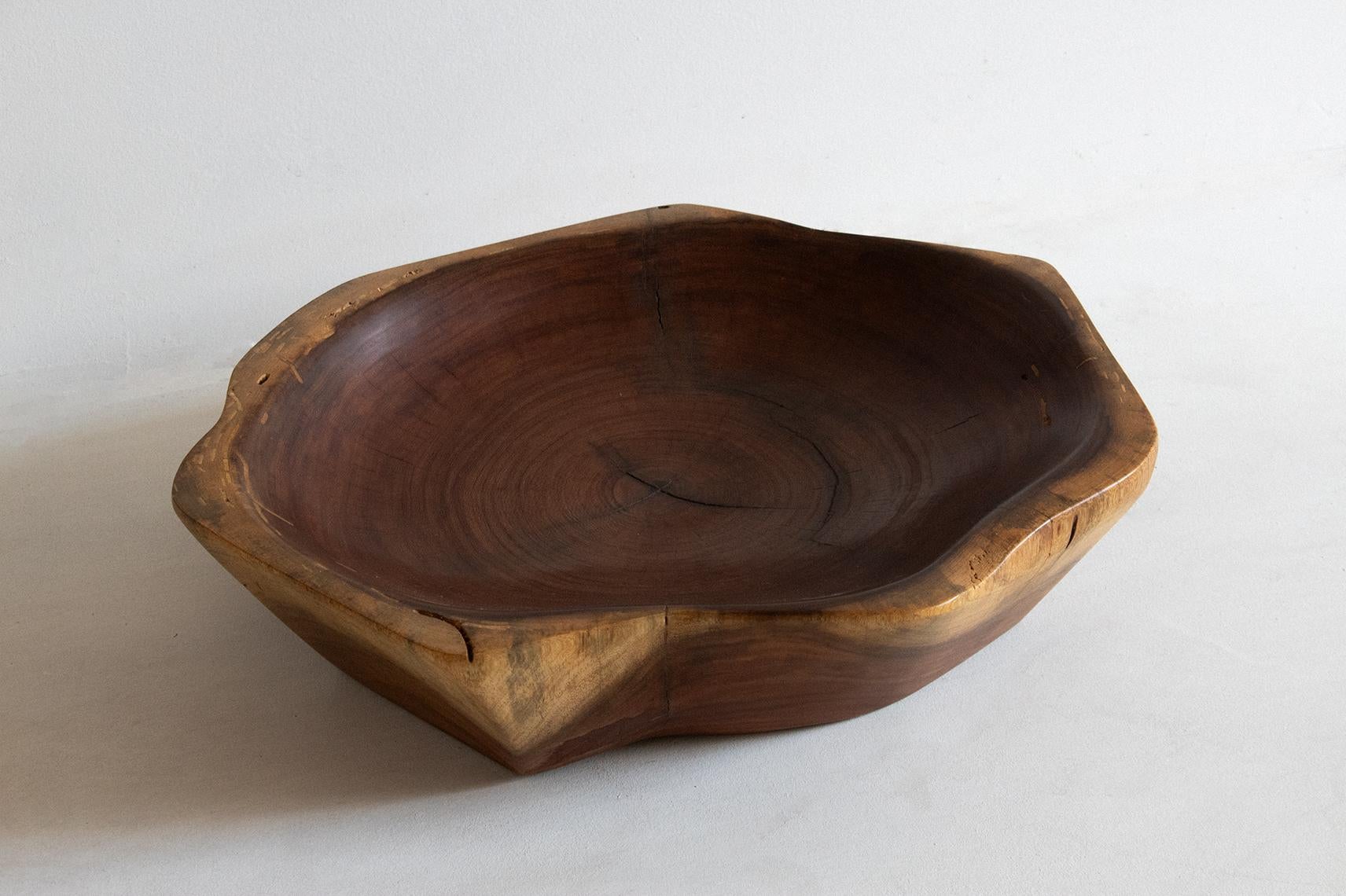 Este hermoso cuenco, perfecto como centro de mesa, está hecho a mano con madera de machiche mexicana recuperada de la selva maya. La madera de machiche es famosa por sus ricos tonos oscuros y sus llamativos veteados, que confieren una elegancia y