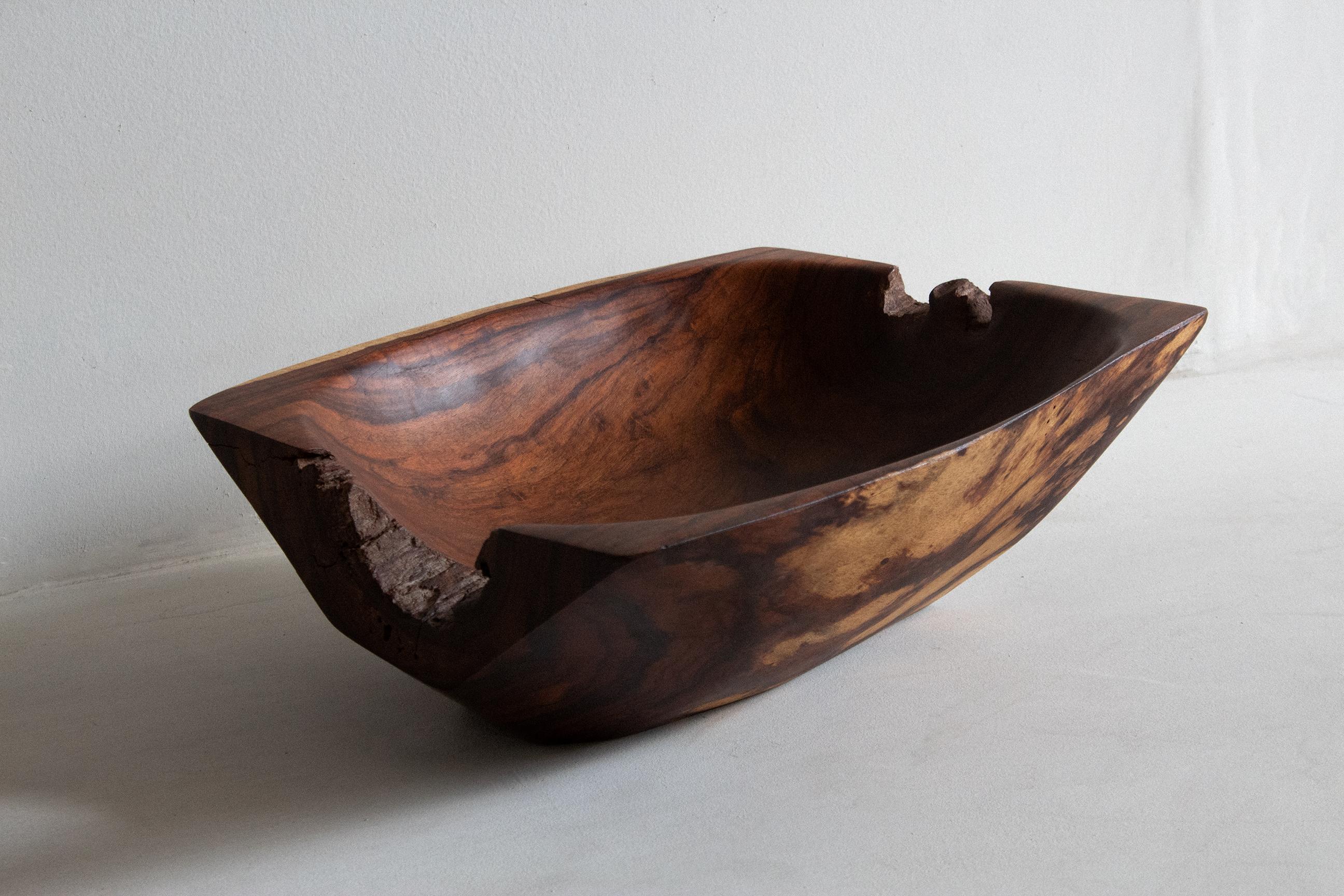 Ce magnifique bol est fabriqué à la main à partir de bois de Granadillo mexicain récupéré, provenant de l'ancienne jungle maya. Réputé pour ses teintes riches et profondes et ses motifs de grain complexes, le bois de Granadillo mexicain apporte une