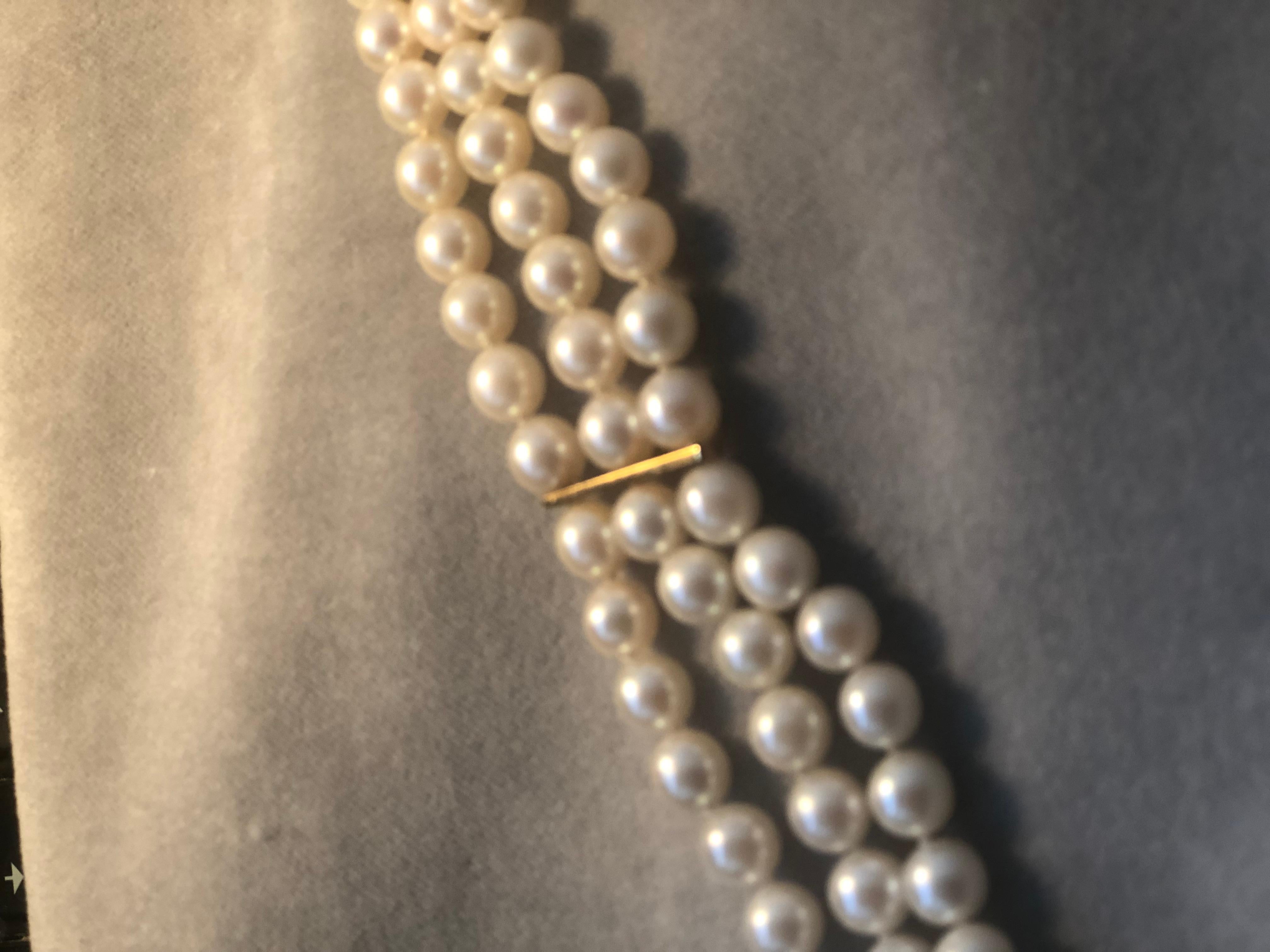 Beautiful bracelet w/ 3 rows of exceptional round high quality cultured pearls For Sale 4