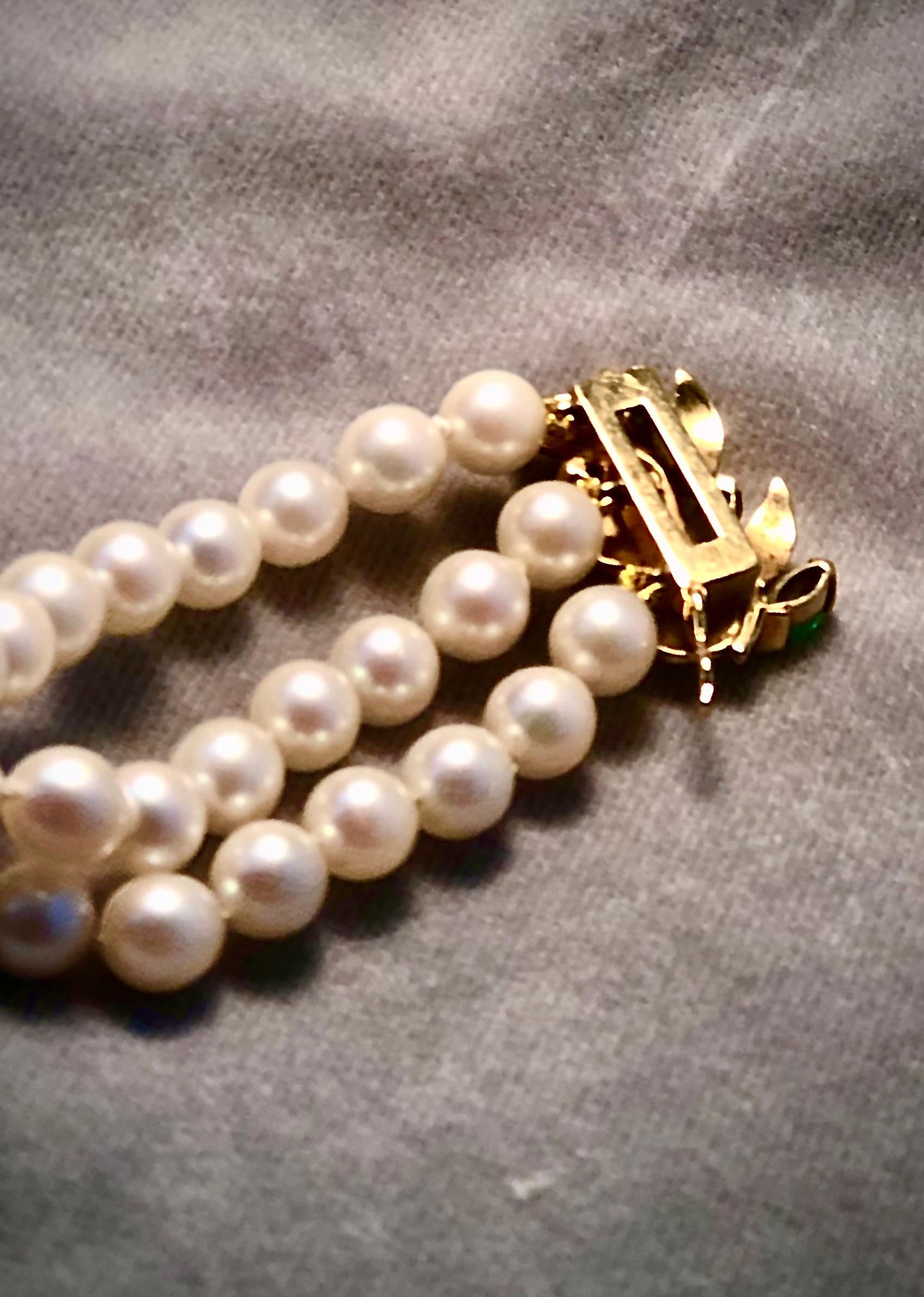 Beautiful bracelet w/ 3 rows of exceptional round high quality cultured pearls For Sale 2