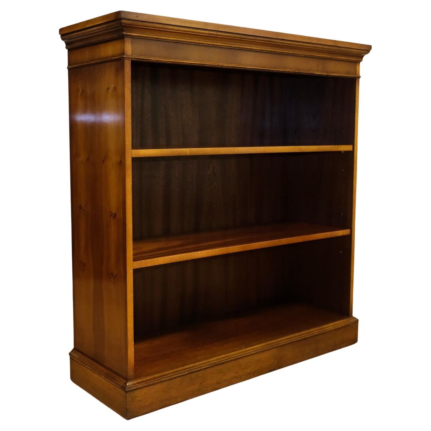 BEAUTIFUL BRADLEY BURR YEW WOOD LOW OPEN BOOKCASE WiTH PAIR ADJUSTABLE SHELVES For Sale