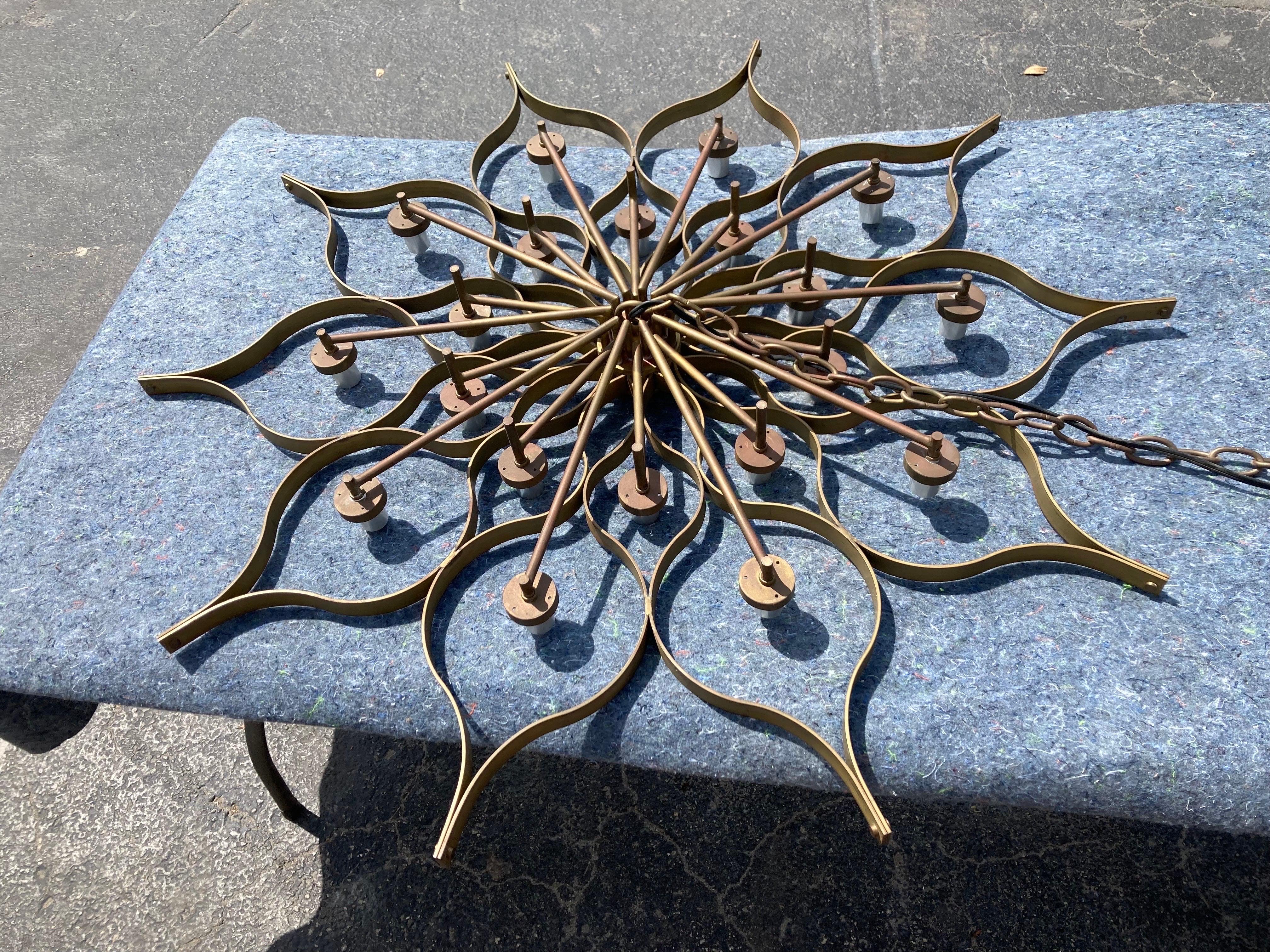 Americano Bellissimo lampadario in ottone e vetro nello stile di Gio Ponti in vendita