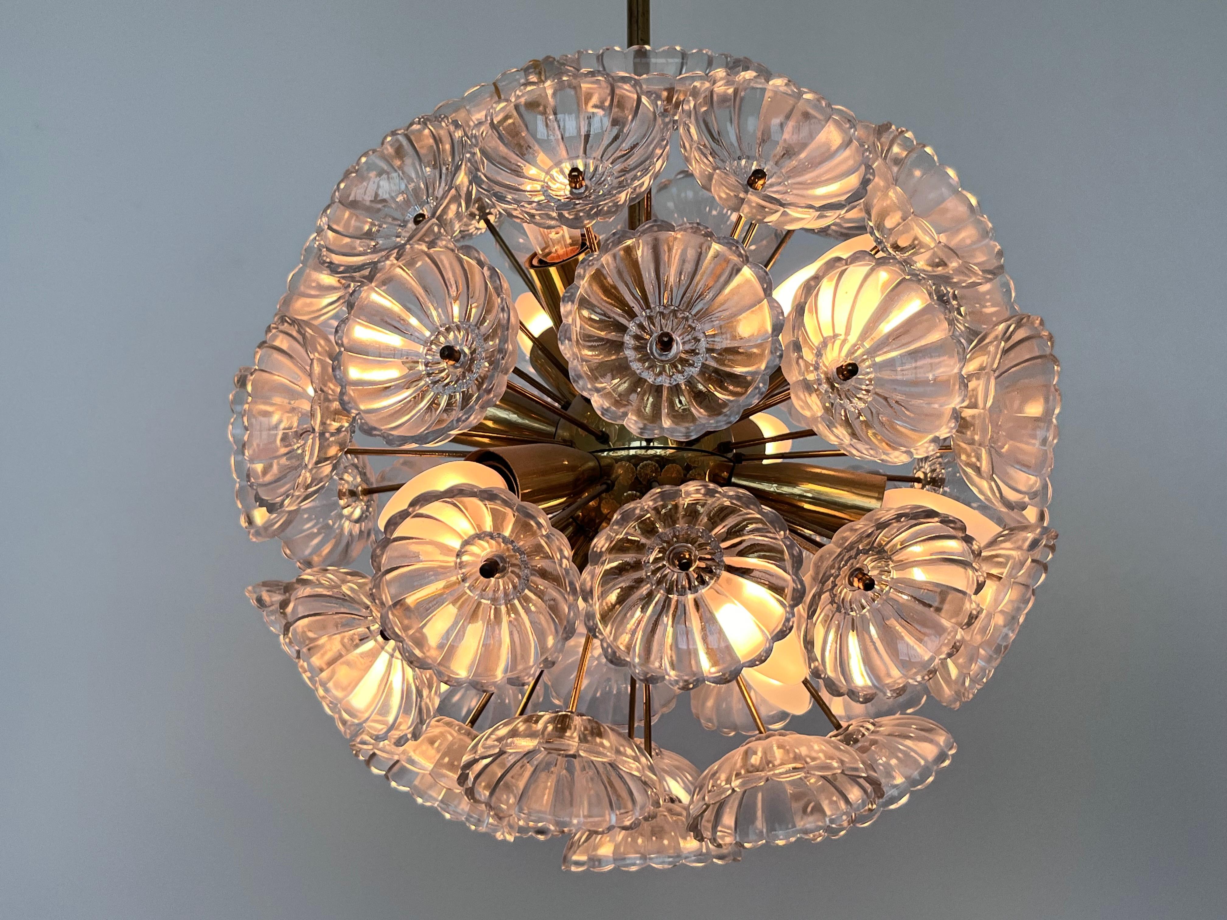 Bellissimo Sputnik in ottone e vetro, Dandelion, anni '60 / Germania In condizioni buone in vendita a Praha, CZ