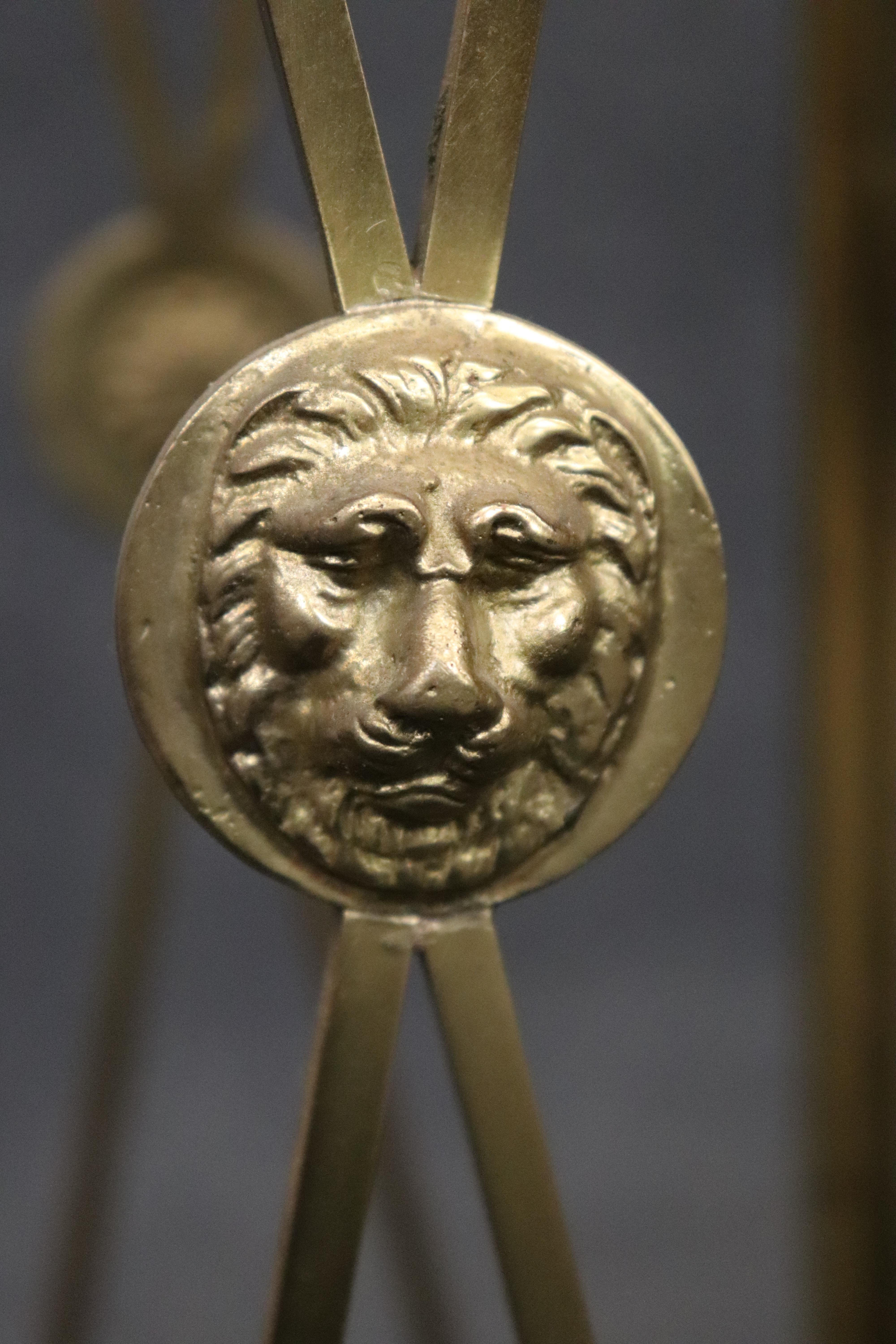 Precioso pedestal de máscara de león estilo Imperio francés de latón y oro dorado en venta 3