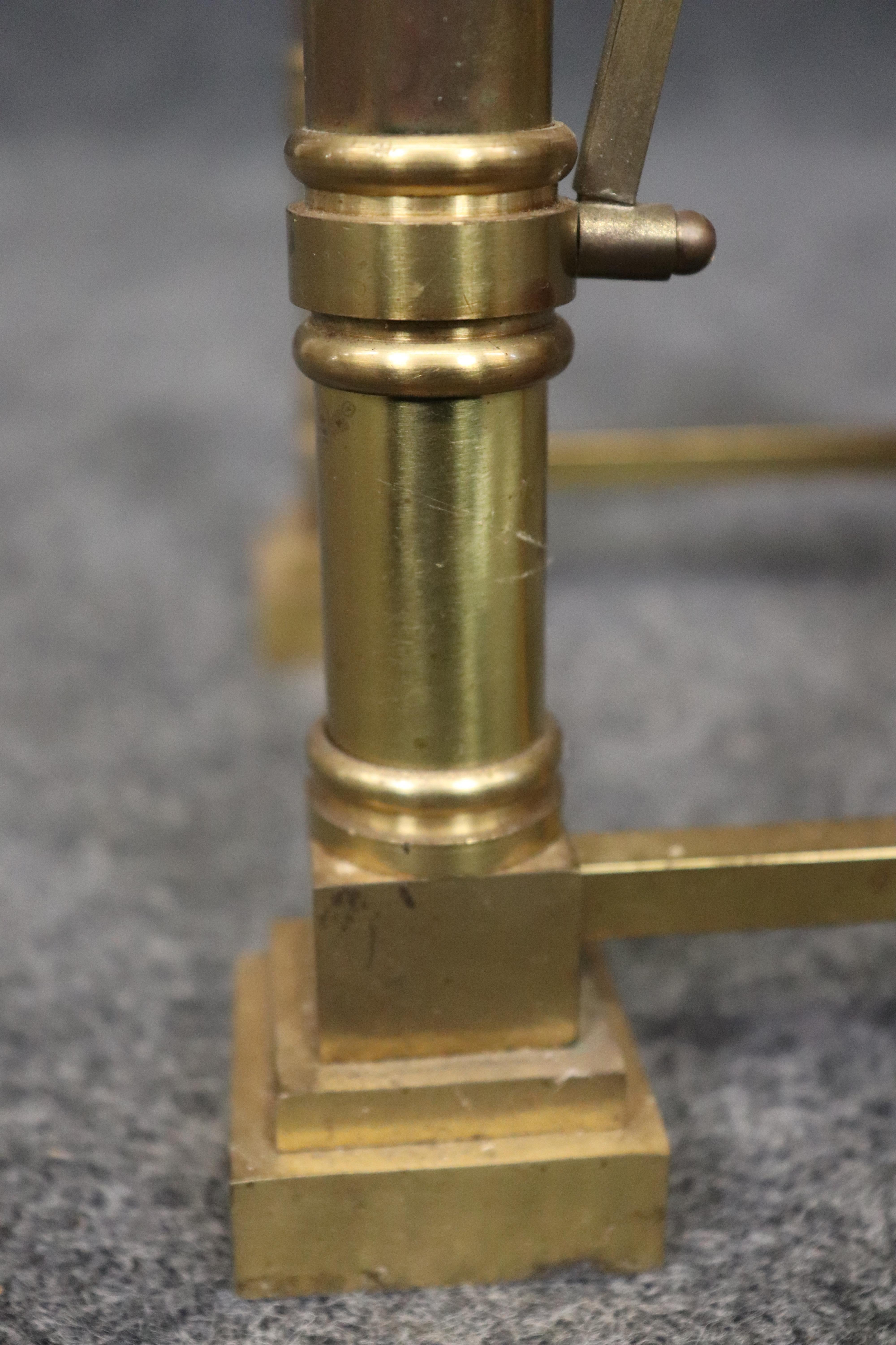 Precioso pedestal de máscara de león estilo Imperio francés de latón y oro dorado en venta 4