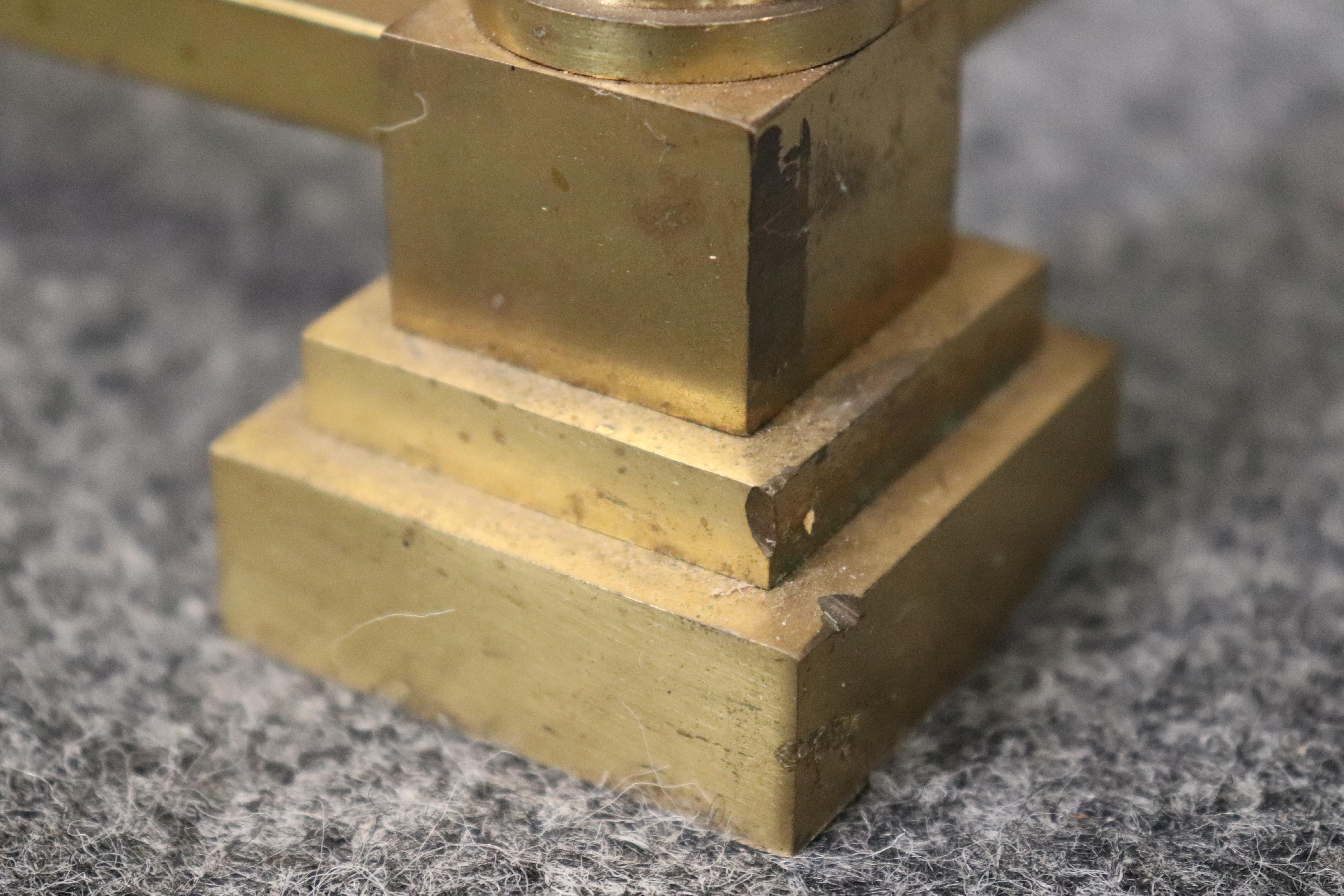 Precioso pedestal de máscara de león estilo Imperio francés de latón y oro dorado en venta 5