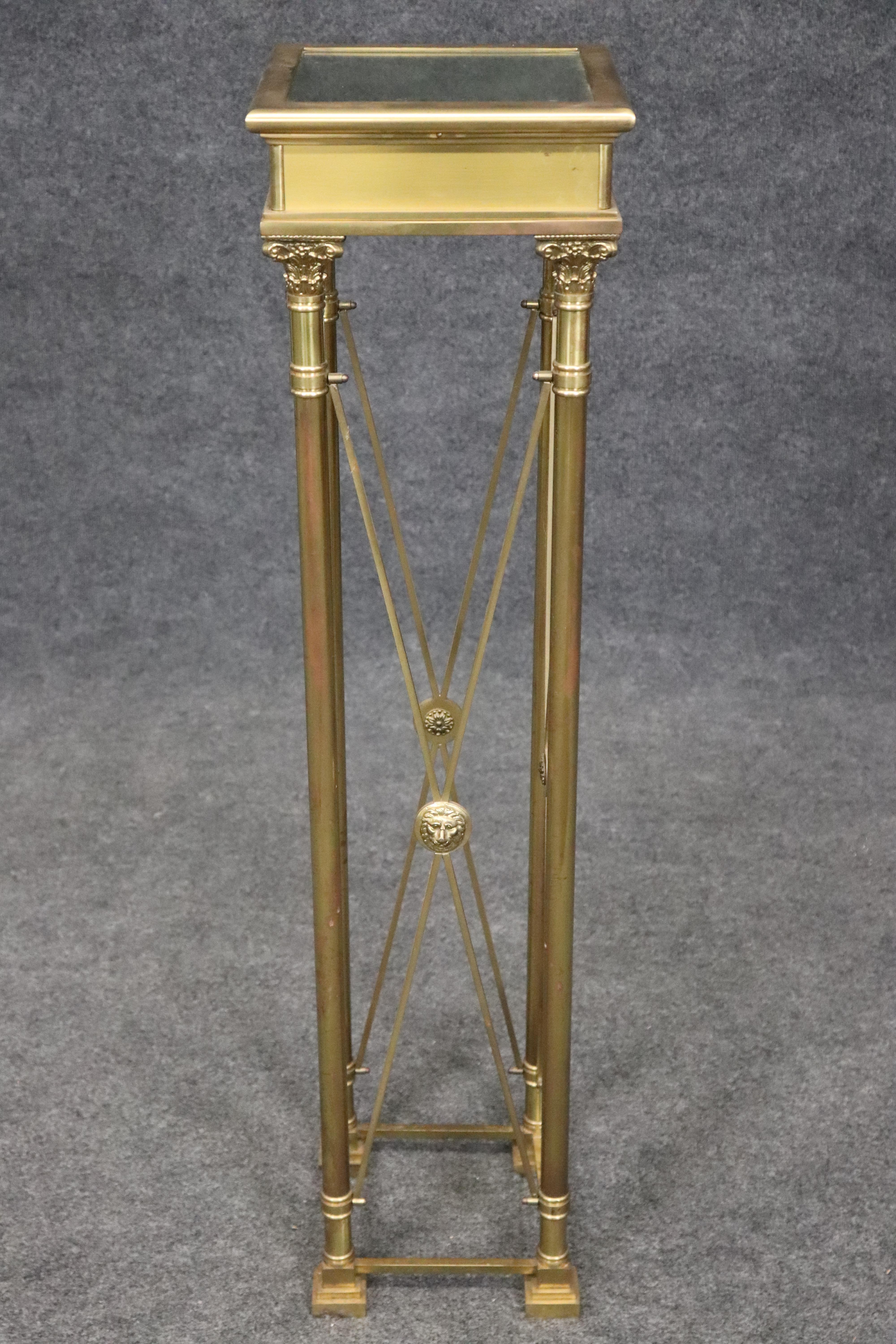 Se trata de un magnífico pedestal de estilo Imperio francés de fabricación italiana en buen estado, con un pequeño desgaste en el pie de uno de los lados, como se muestra. La pieza es perfecta como soporte para plantas o para exponer bustos de