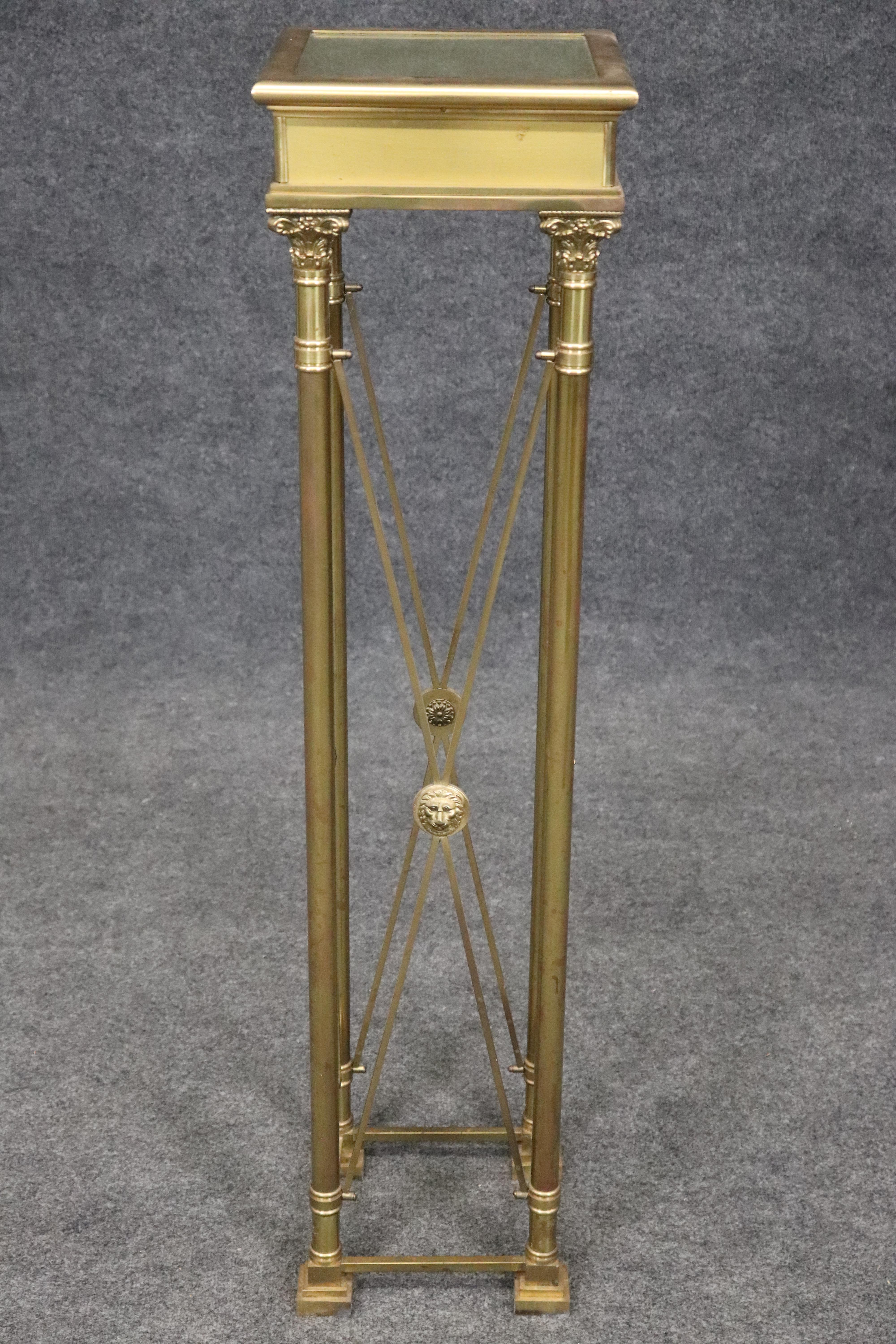 Precioso pedestal de máscara de león estilo Imperio francés de latón y oro dorado Renacimiento del imperio en venta