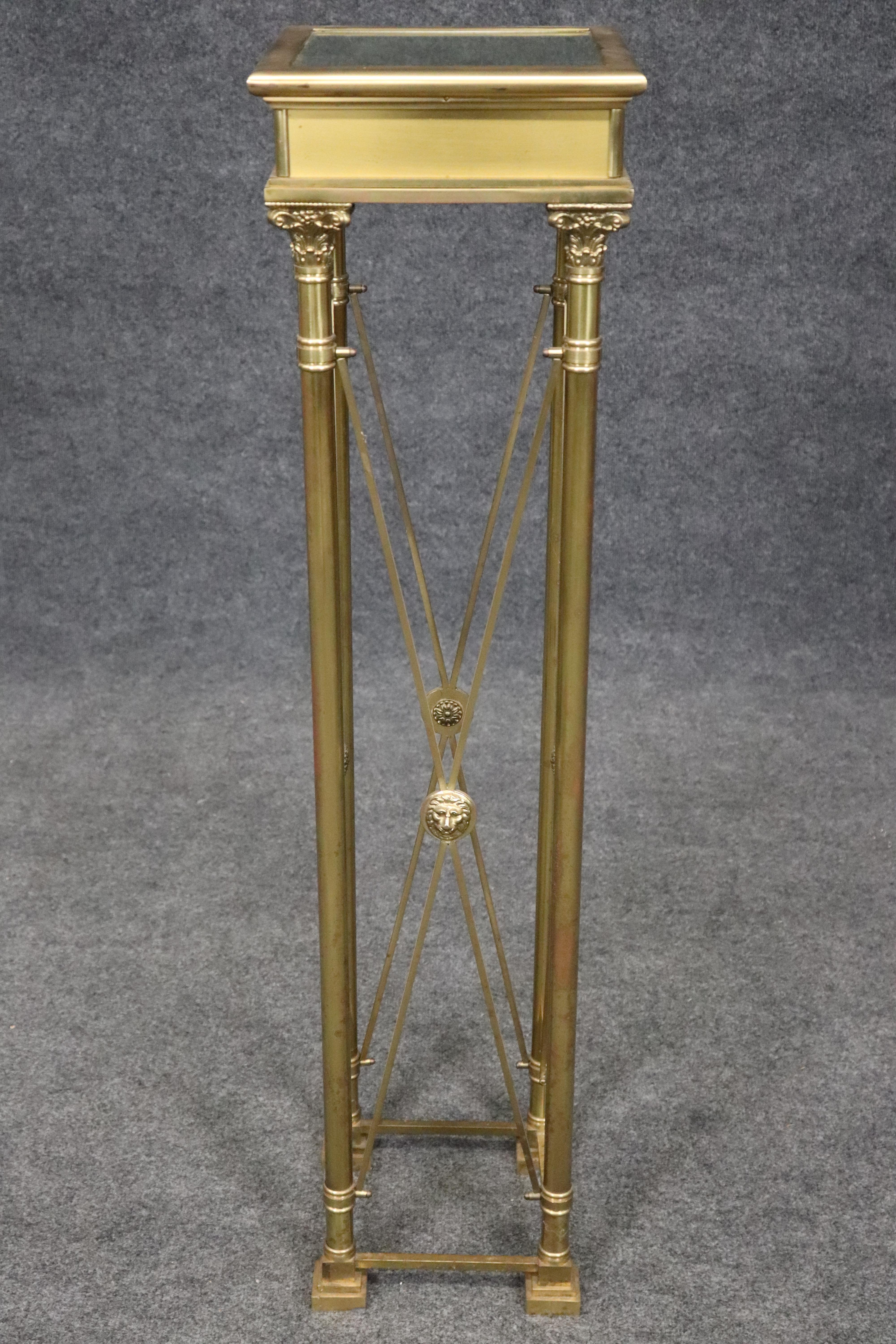 Precioso pedestal de máscara de león estilo Imperio francés de latón y oro dorado Italiano en venta