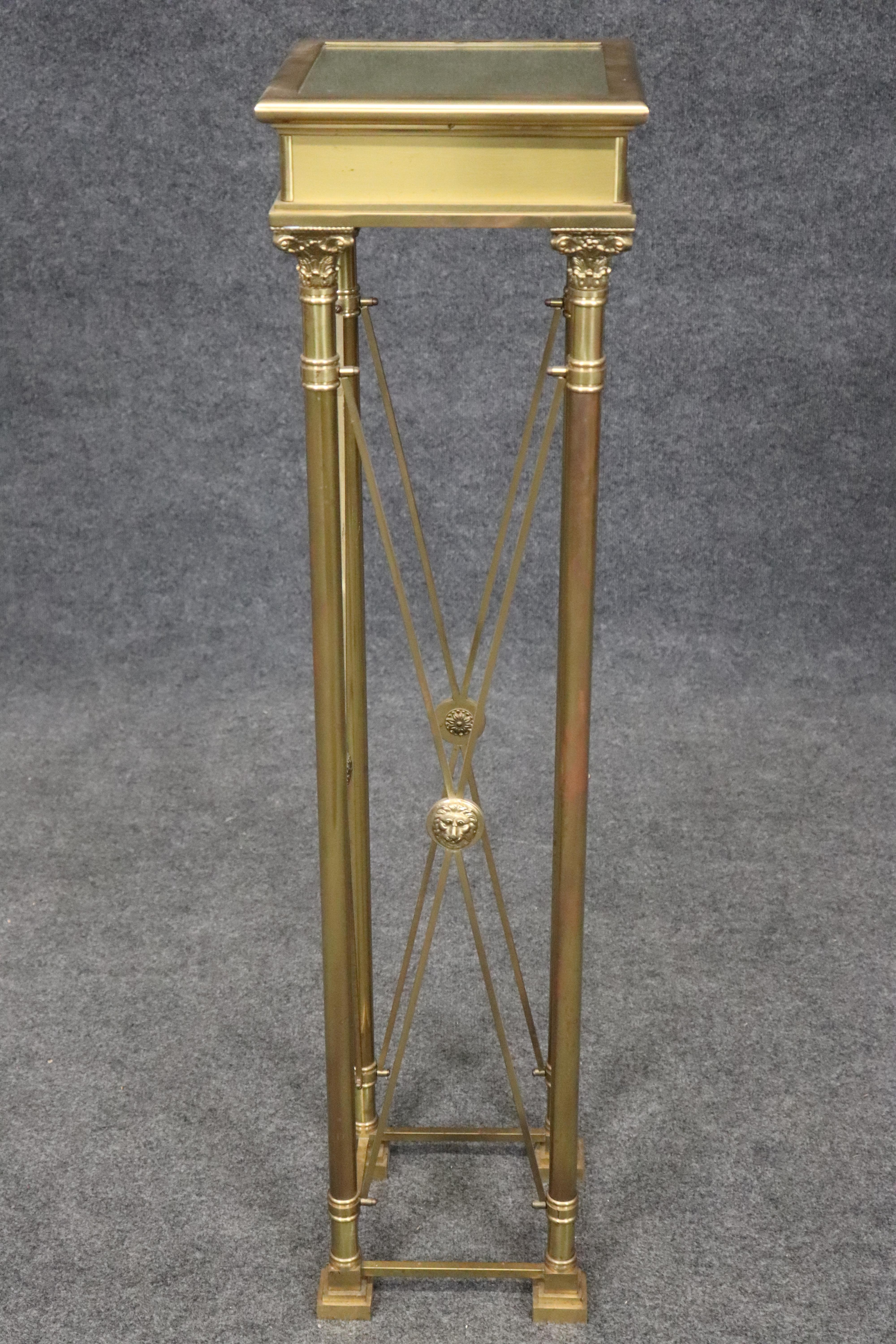 Precioso pedestal de máscara de león estilo Imperio francés de latón y oro dorado en Bueno estado para la venta en Swedesboro, NJ