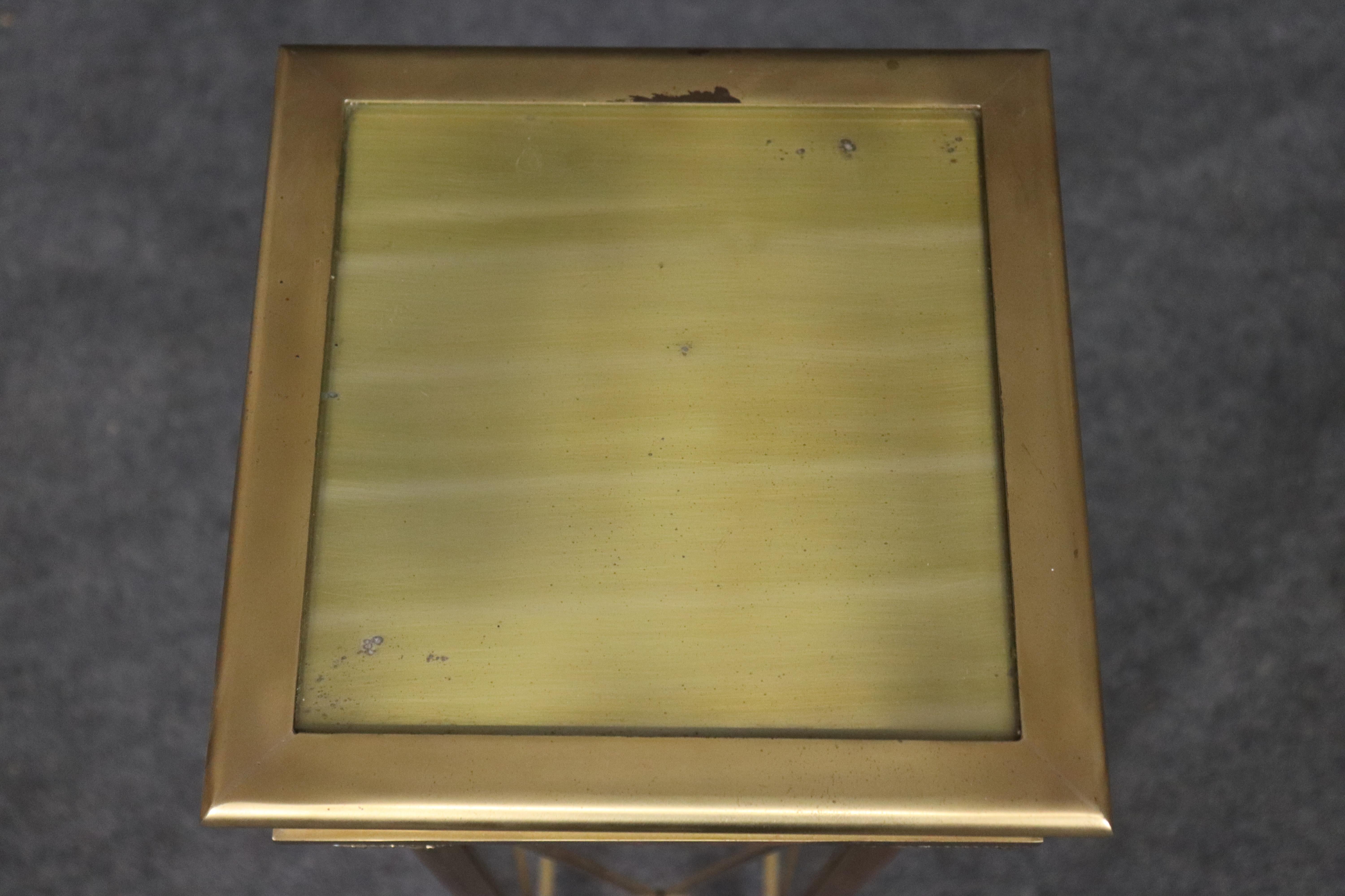 Precioso pedestal de máscara de león estilo Imperio francés de latón y oro dorado finales del siglo XX en venta