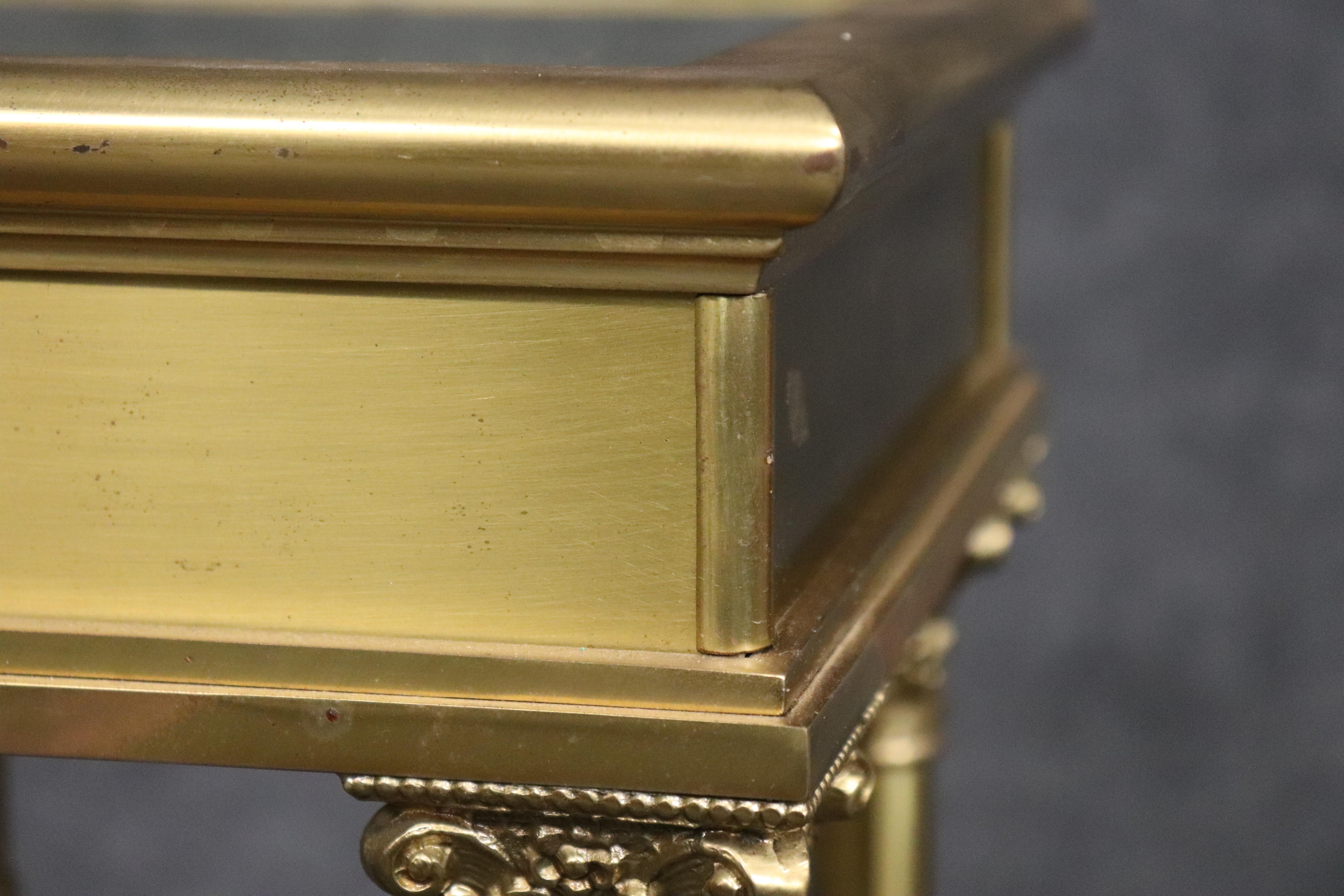 Precioso pedestal de máscara de león estilo Imperio francés de latón y oro dorado Latón en venta