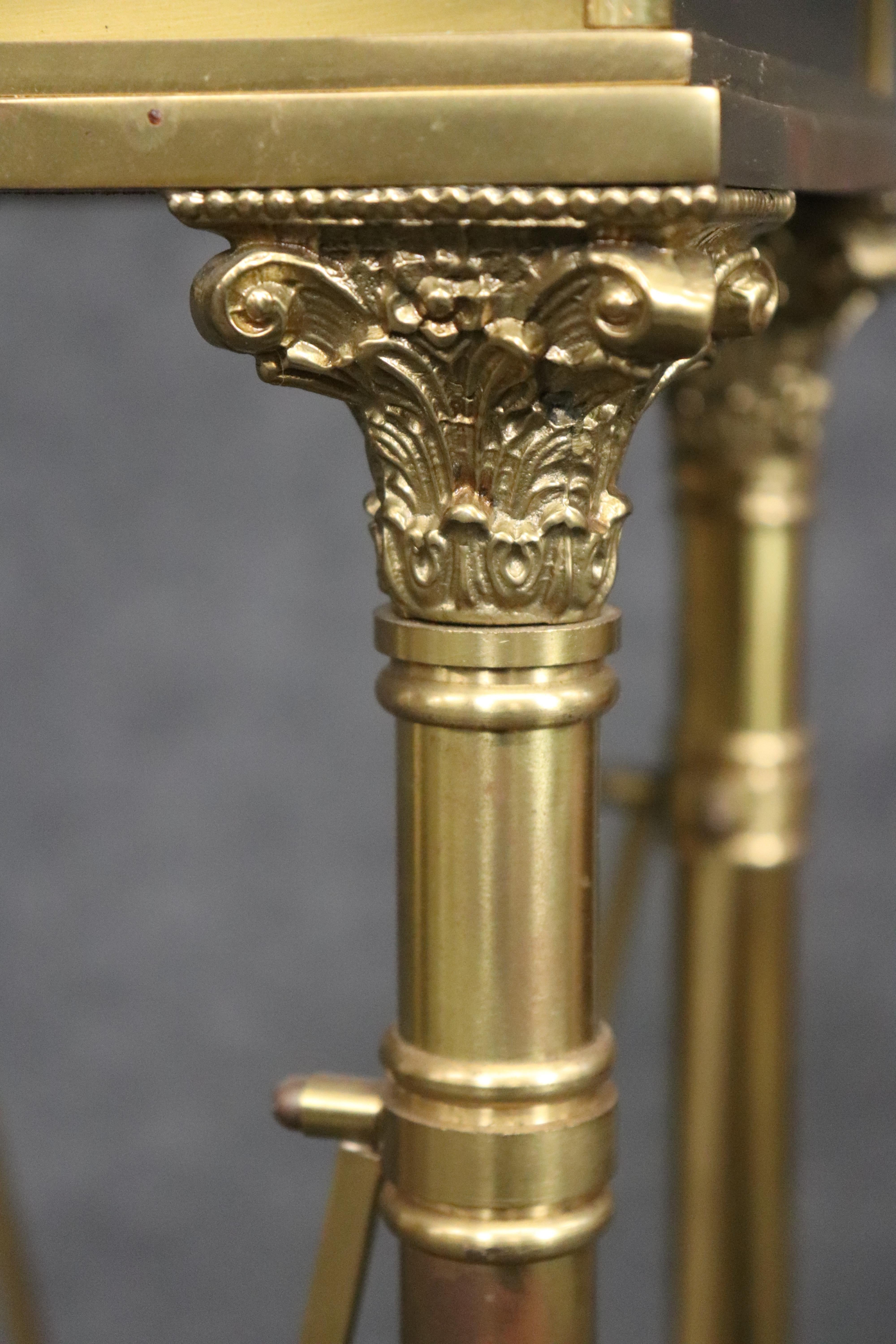 Precioso pedestal de máscara de león estilo Imperio francés de latón y oro dorado en venta 1