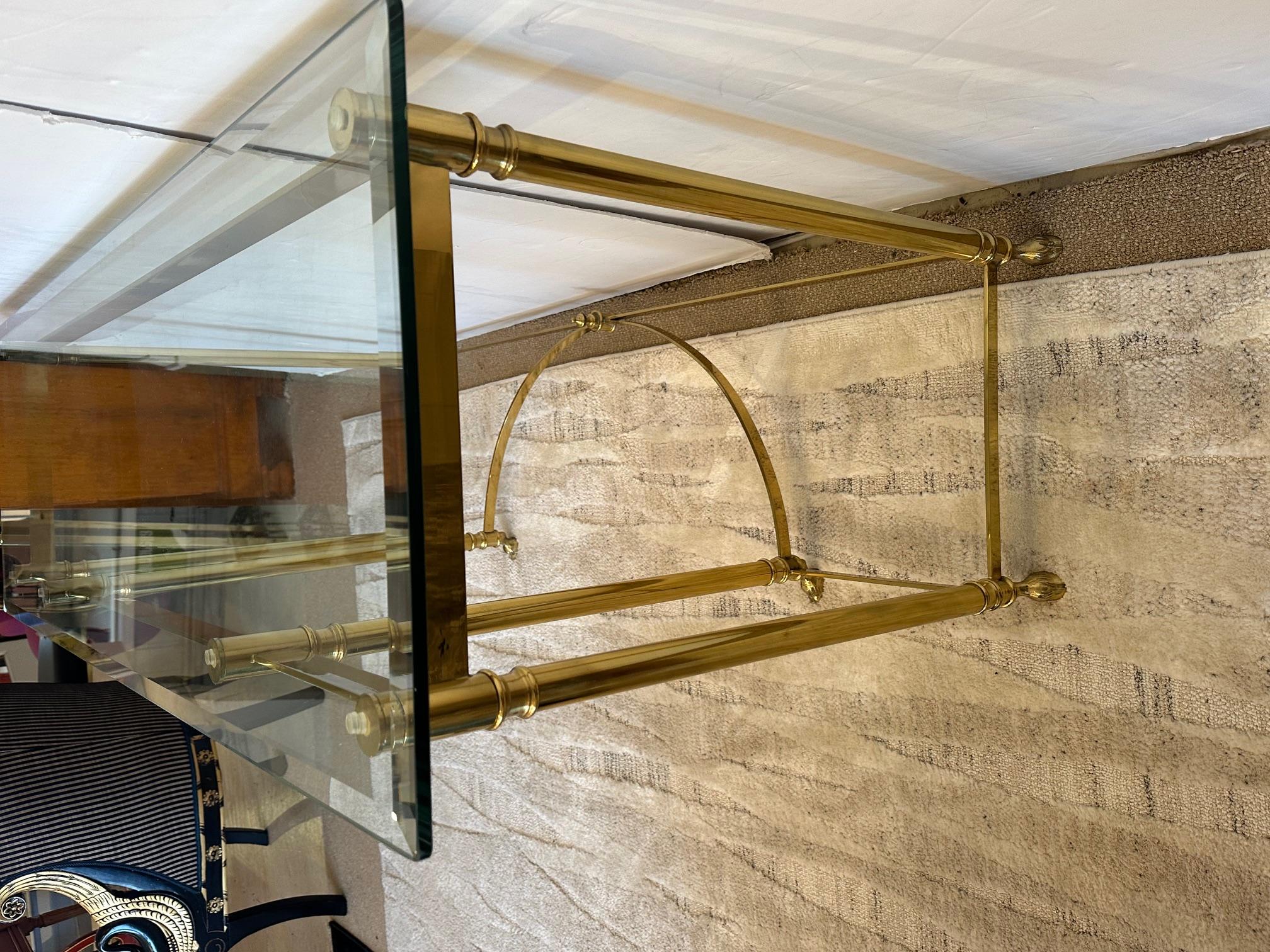 Mesa consola de latón y cristal biselado de LaBarge en venta 4
