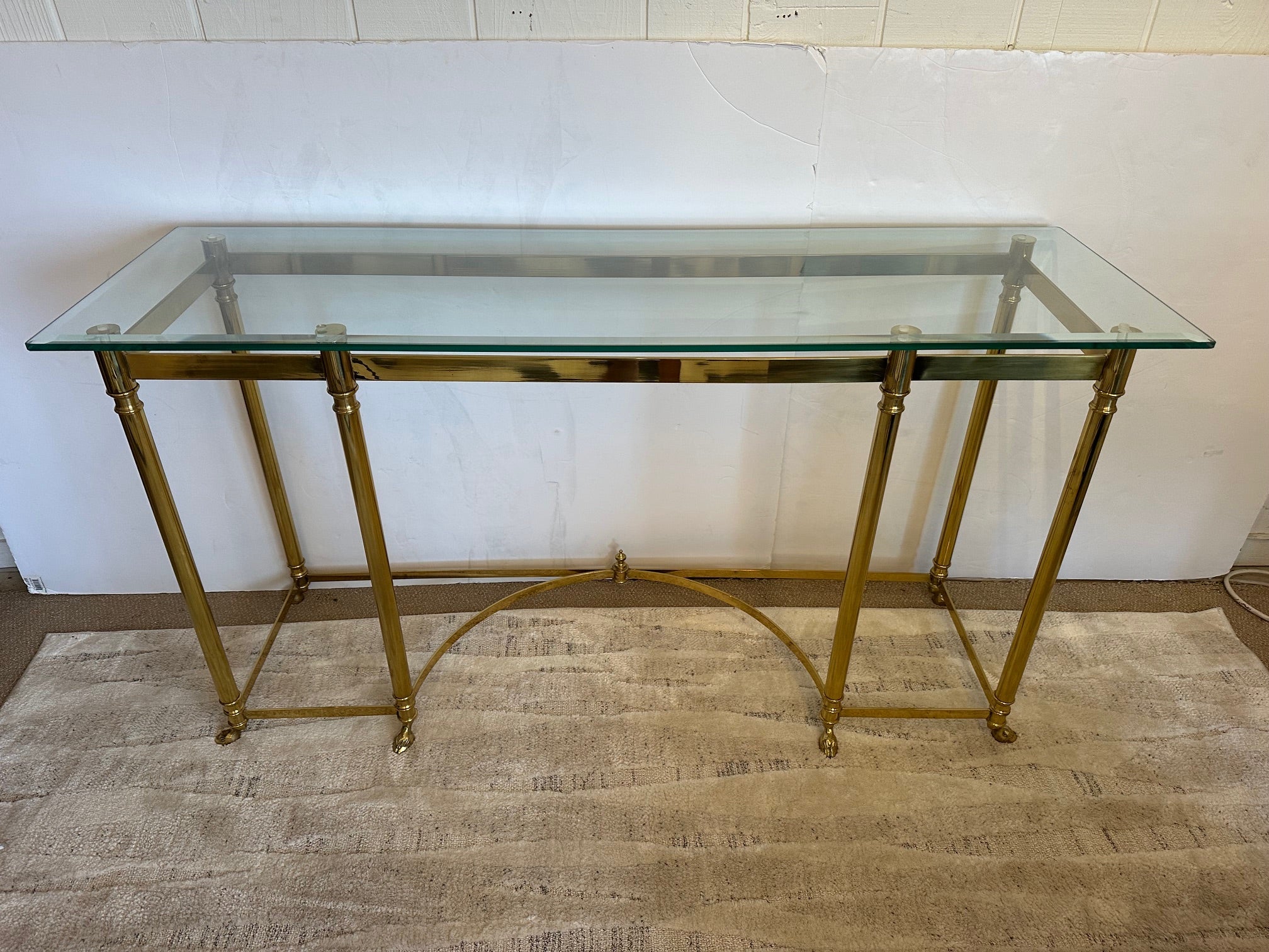Mesa consola de latón y cristal biselado de LaBarge en venta